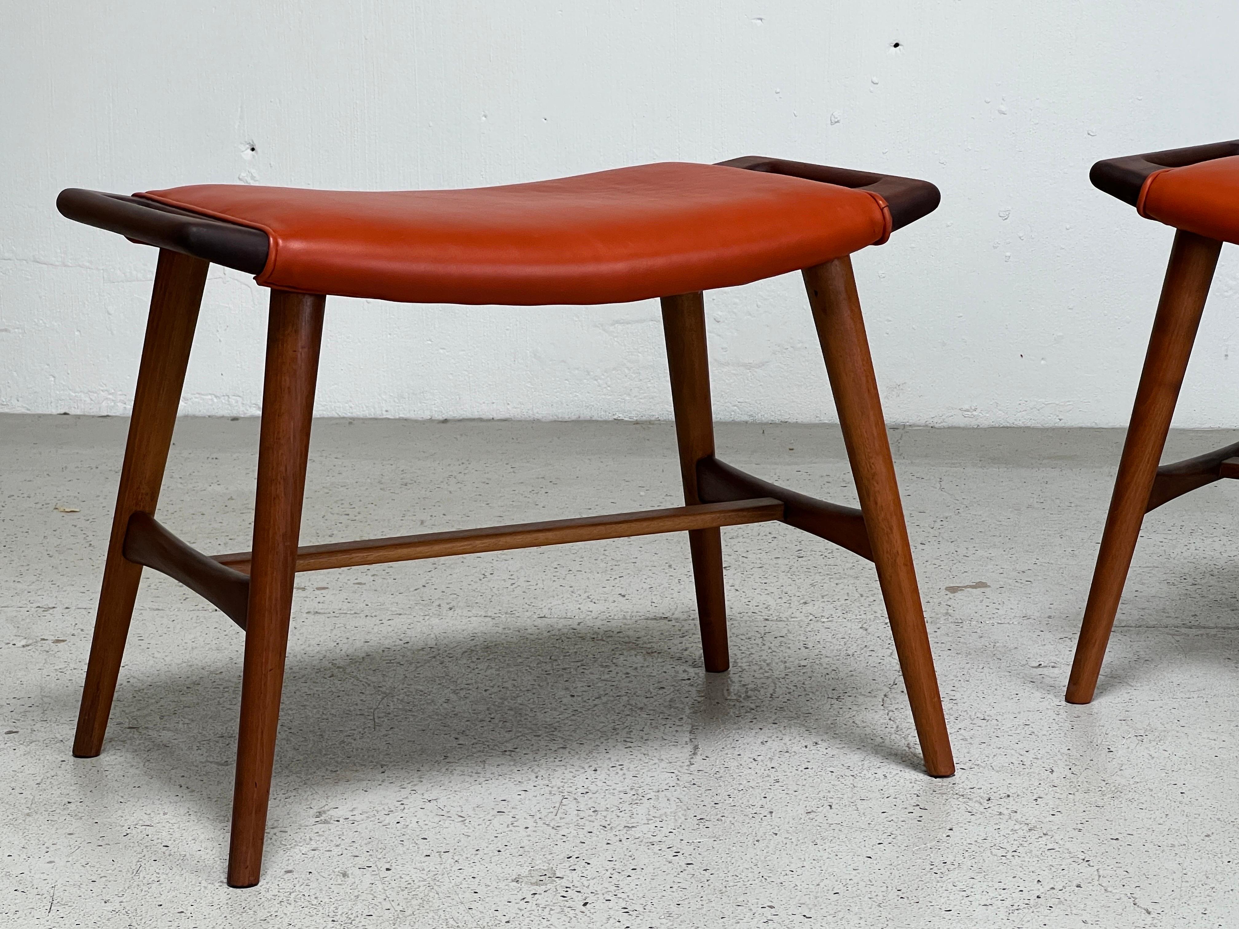 Mid-20th Century Pair of AP-30 Piano Stools by Hans Wegner For Sale