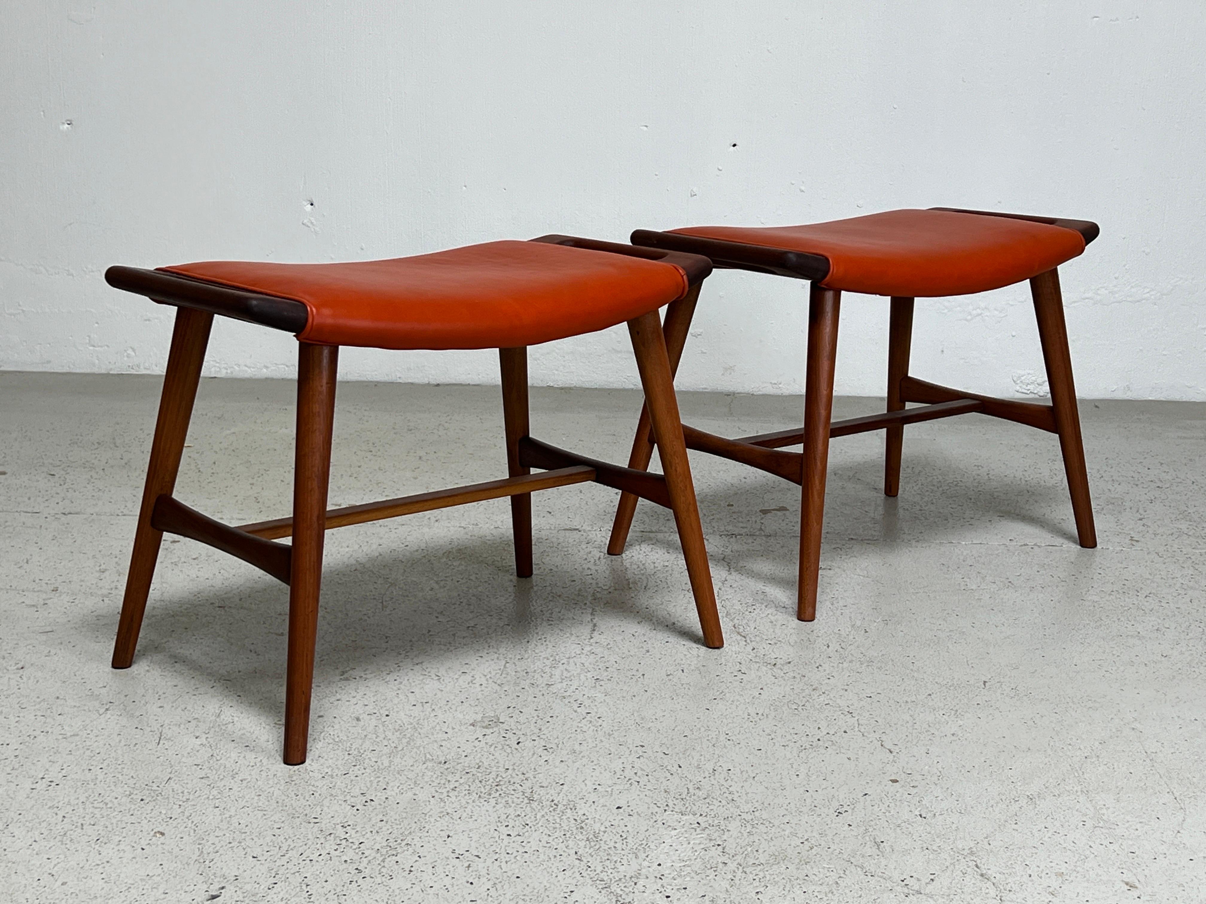 Leather Pair of AP-30 Piano Stools by Hans Wegner For Sale
