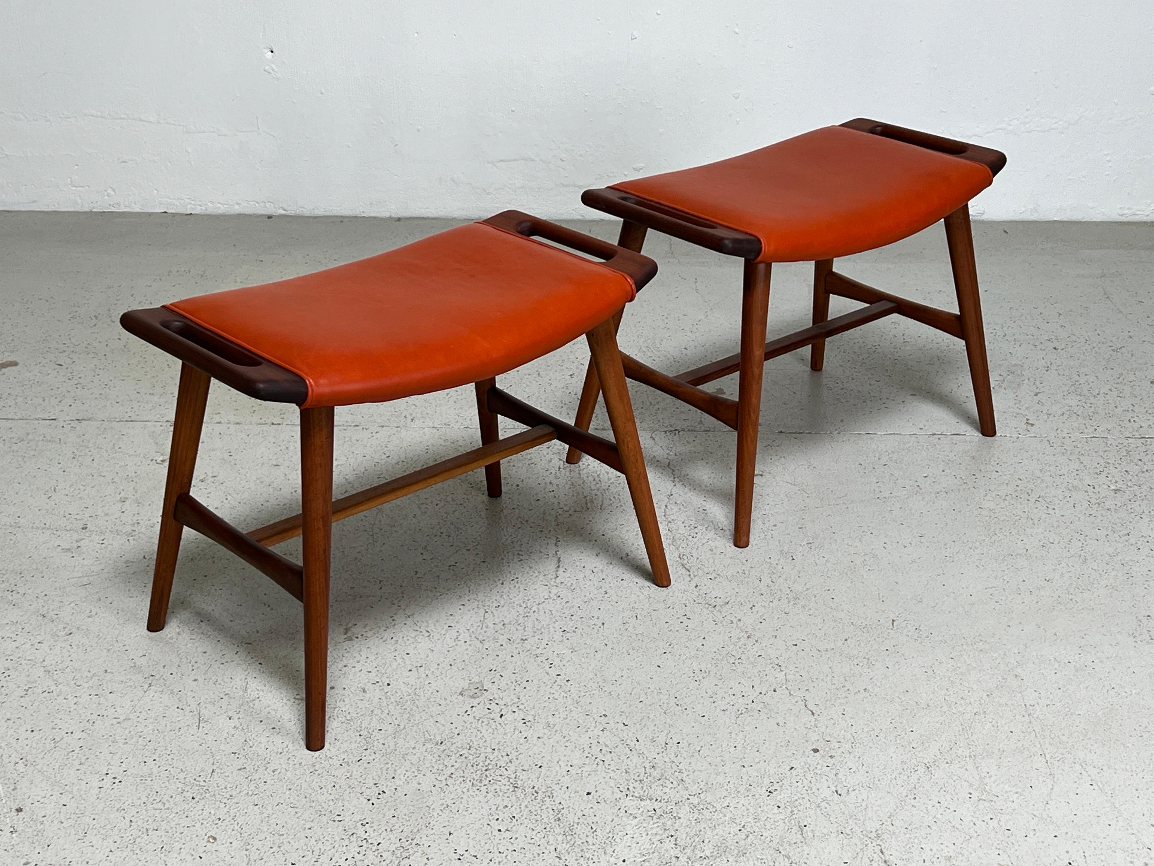 Pair of AP-30 Piano Stools by Hans Wegner For Sale 2