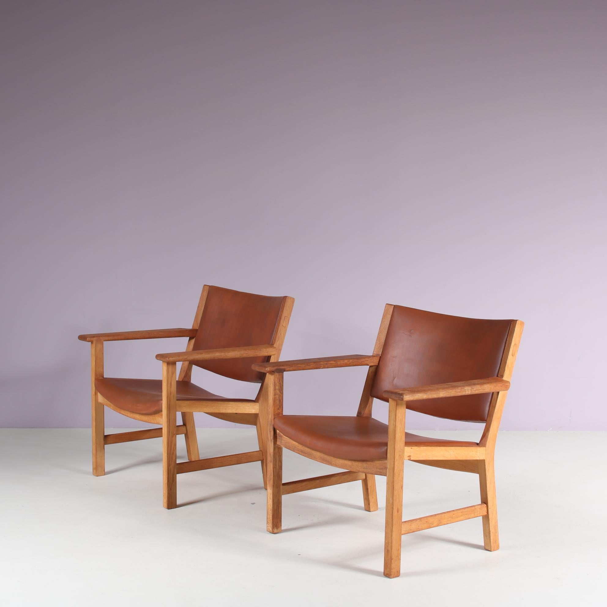 Una bellissima coppia di sedie AP53 disegnate da Hans J. Wegner e prodotte da Hansen in Danimarca negli anni Cinquanta.

Queste sedie eccezionali sono realizzate in legno di quercia marrone di alta qualità e rivestite in pelle marrone, una