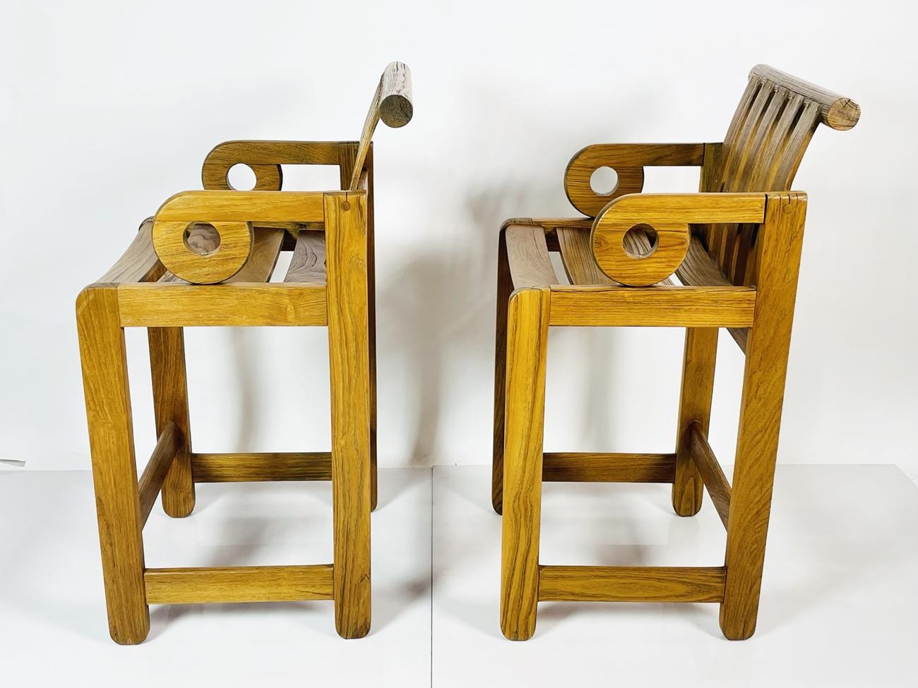 Ein Paar Apertura-Barhocker von Kipp Stewart für Summit Furniture (Teakholz) im Angebot