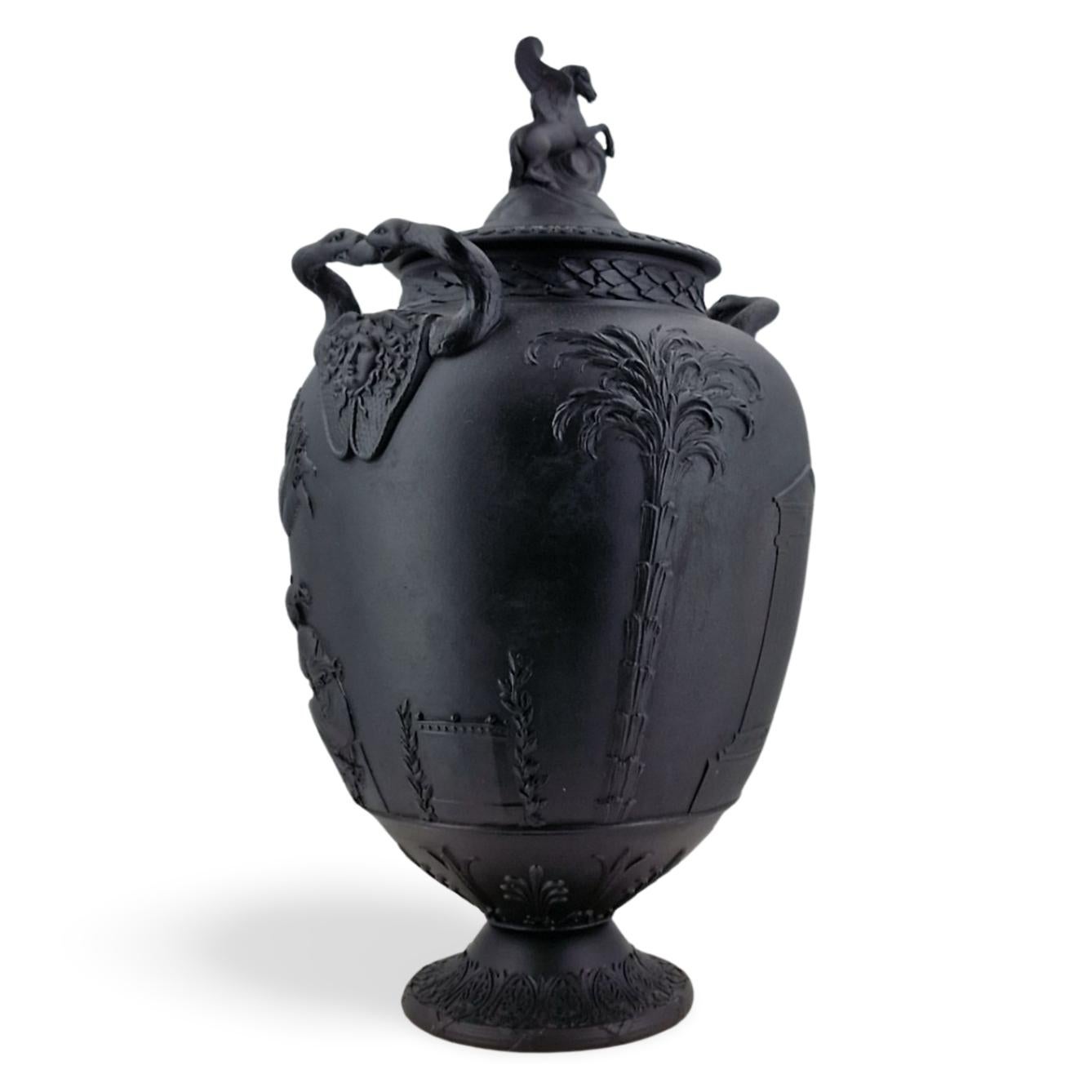 Tornito Coppia di vasi Apoteosi in basalto nero, Wedgwood, circa 1880 in vendita