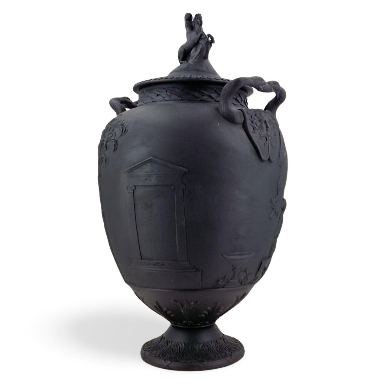 XIX secolo Coppia di vasi Apoteosi in basalto nero, Wedgwood, circa 1880 in vendita