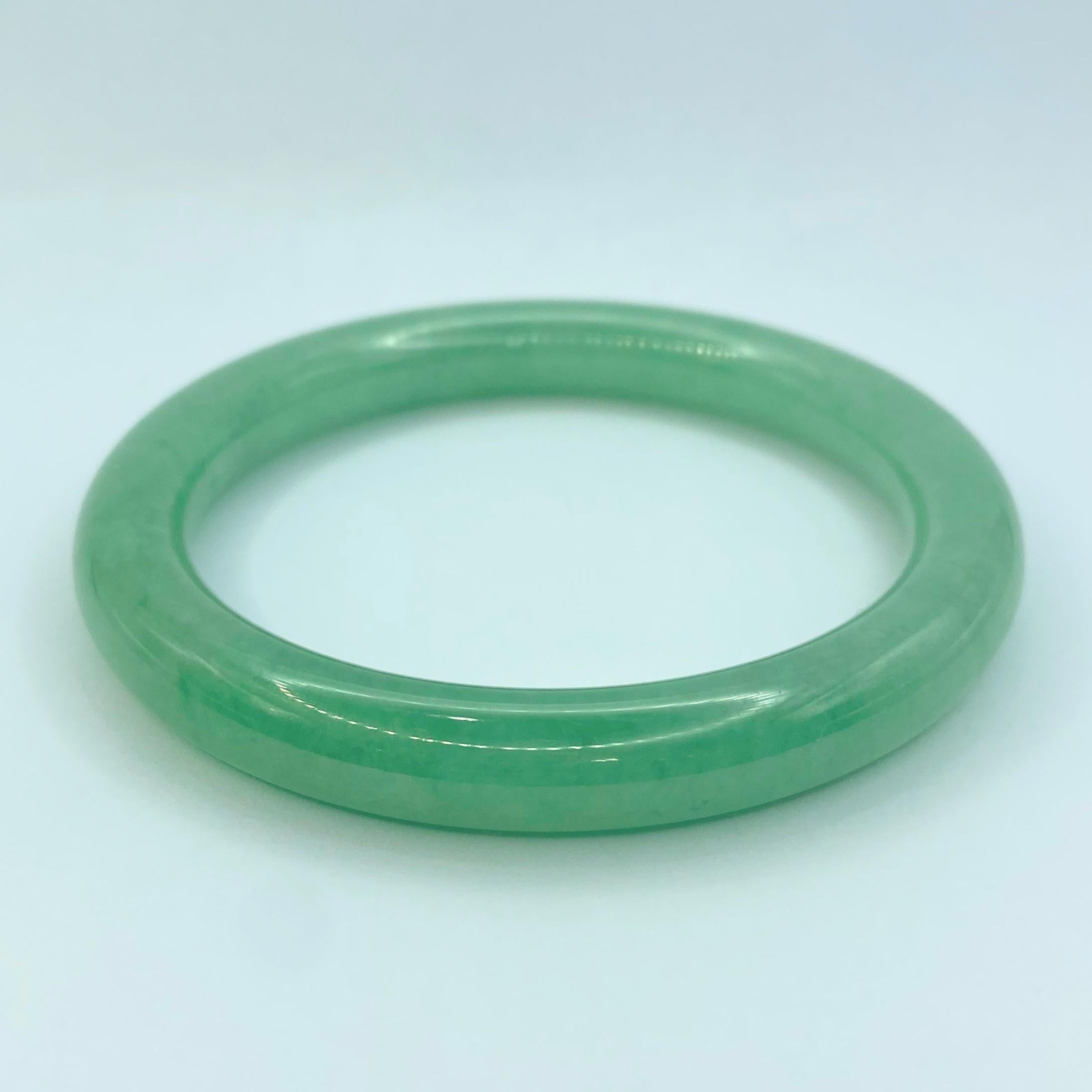 Pair of Translucent Apple Green Jadeite Jade Bangles In New Condition For Sale In Wan Chai District, HK