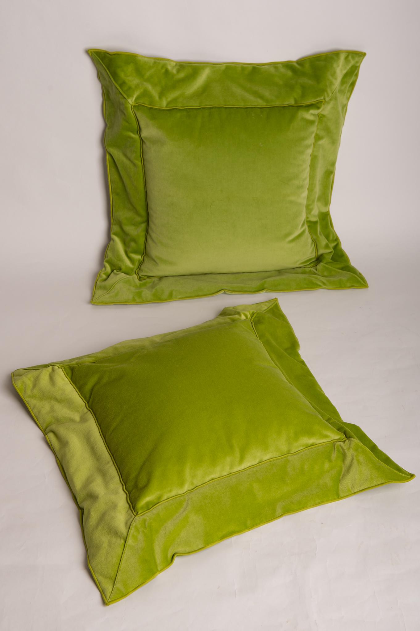 These cushions were made by a famous Swiss workshop (whose name I don't remember), with a beautiful green velvet.
Size are cm. 40 x 40 (padding) with a 12 cm. band all around.

