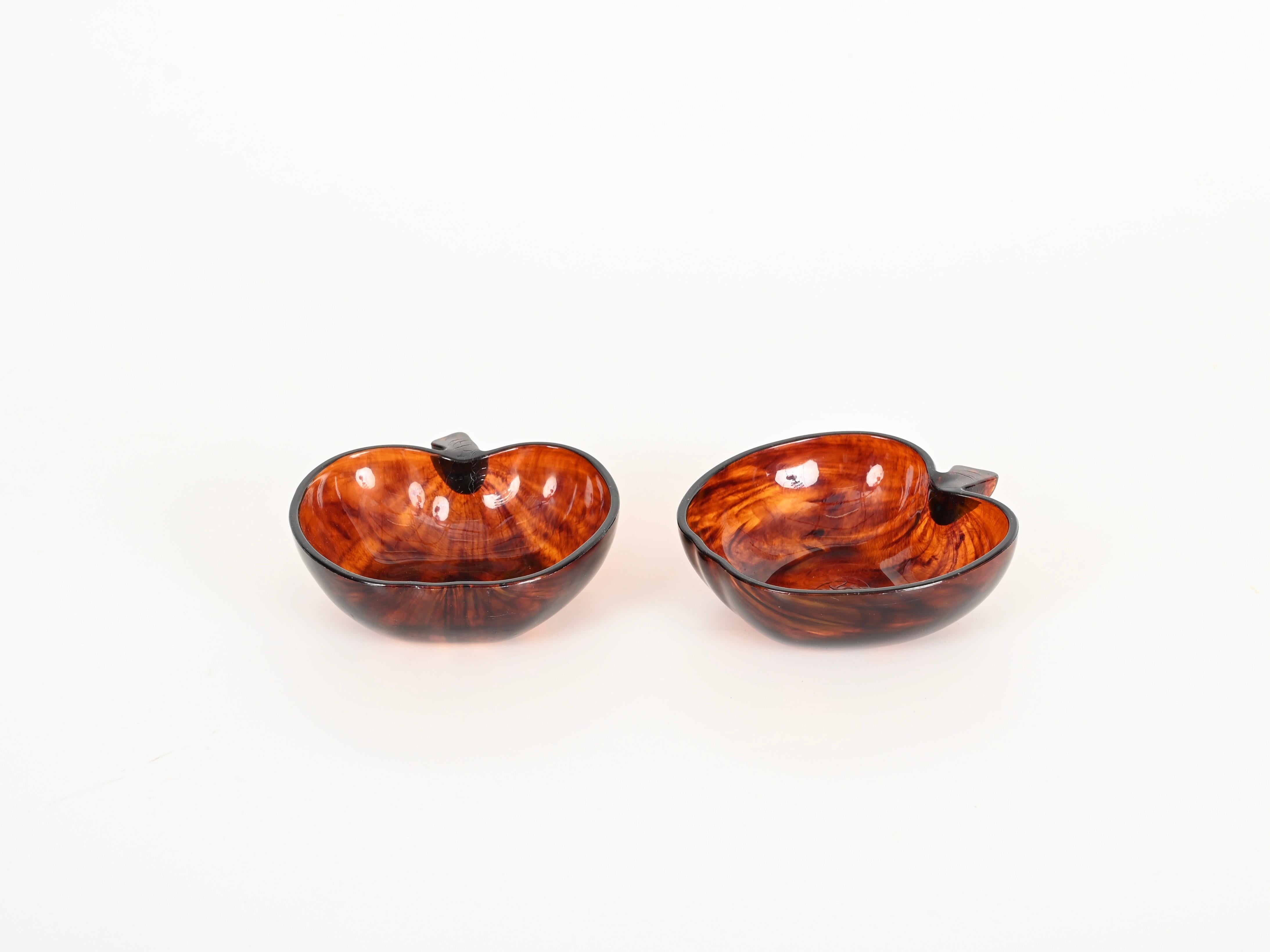 Pareja de cuencos Vide Poche en forma de manzana en lucita efecto carey, Italia 1970 Hecho a mano en venta