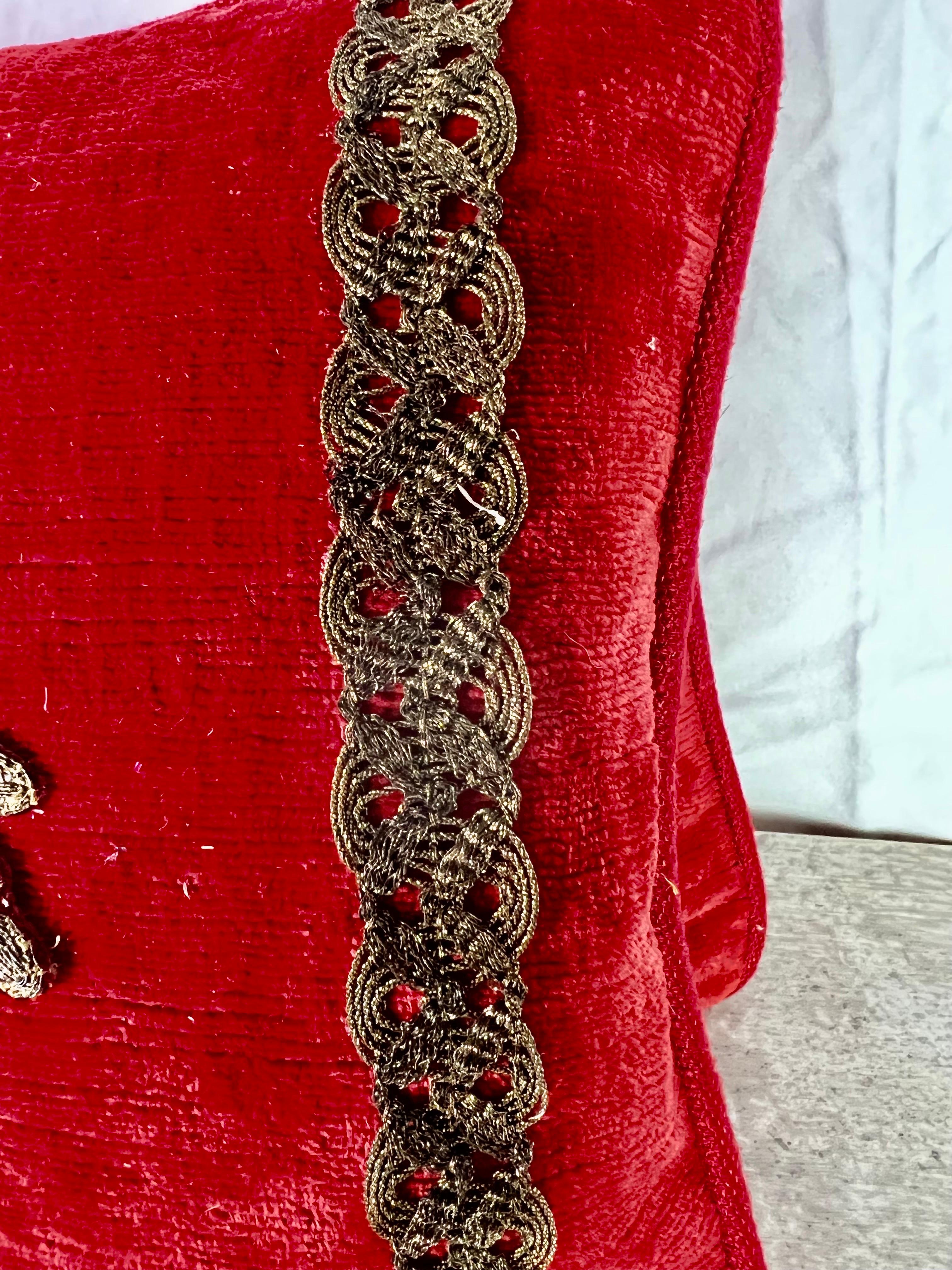 Baroque Paire de coussins en velours rouge appliqus par MLA en vente