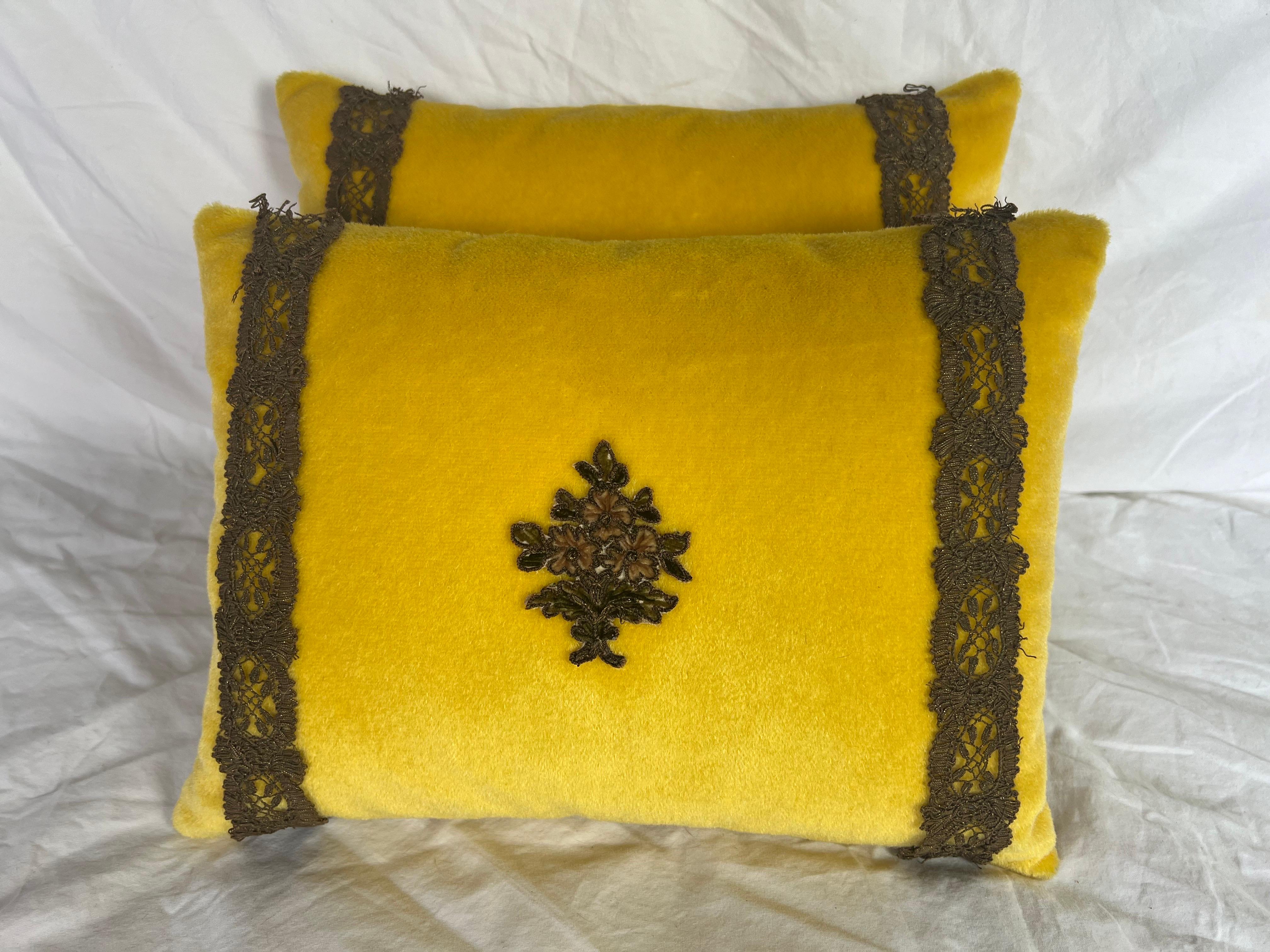 Paire de coussins métalliques appliqués du 19ème siècle par Melissa Levinson.  Ces coussins décoratifs présentent un velours jaune audacieux et vibrant qui ajoute de la chaleur et de la luminosité.  Chaque oreiller est orné d'un médaillon floral