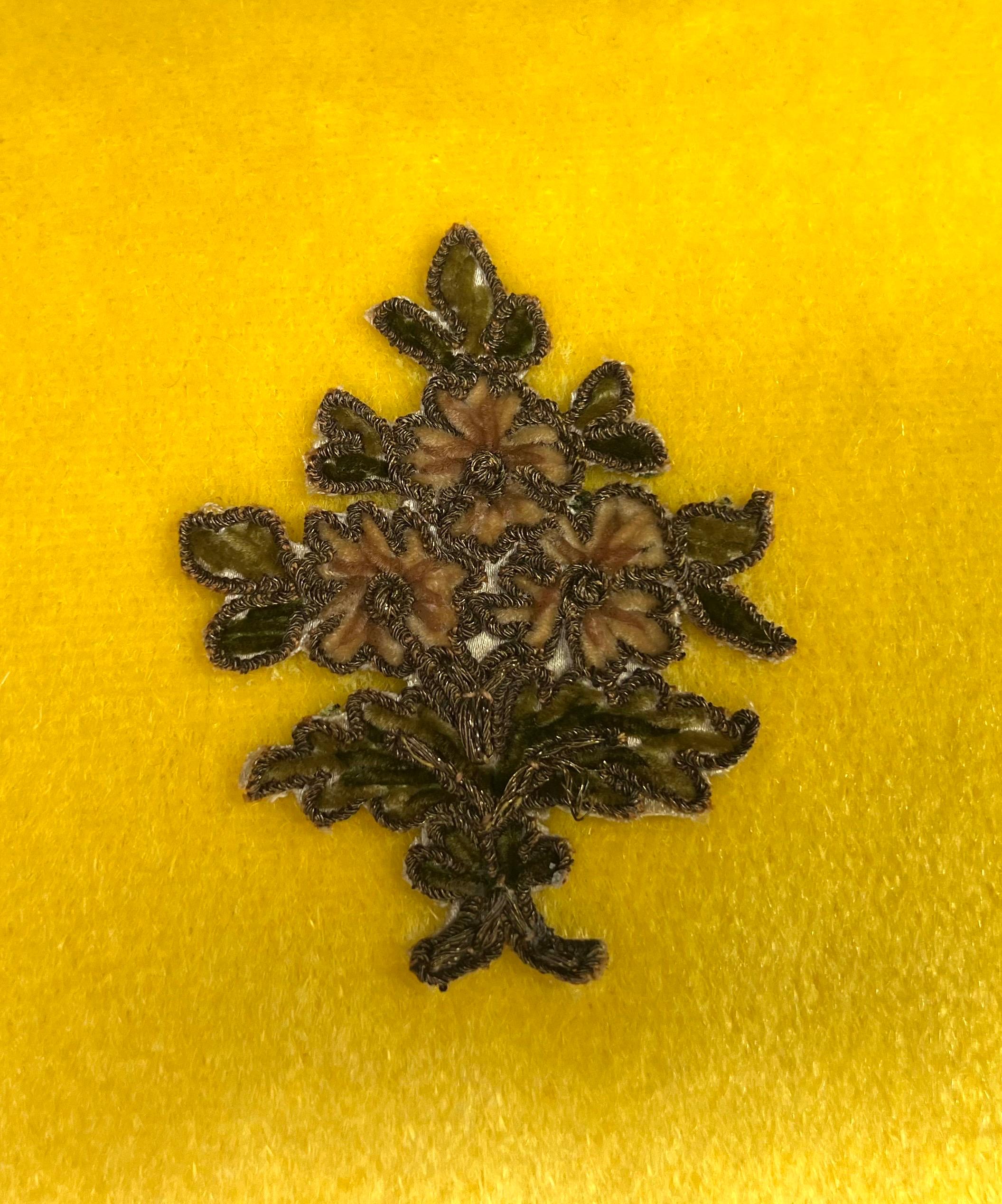 Rococo Paire de coussins en velours appliqués par MLA en vente