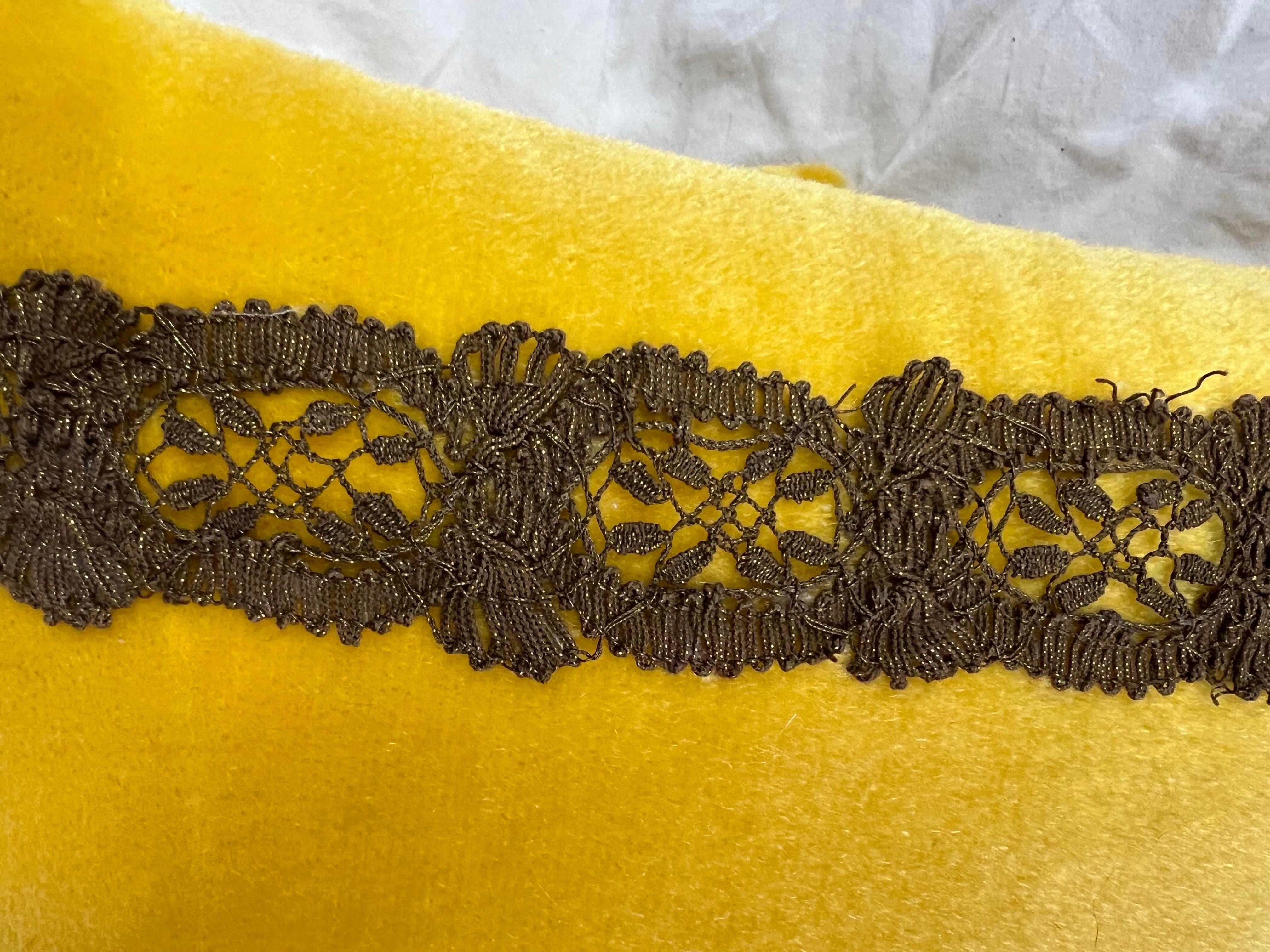 Américain Paire de coussins en velours appliqués par MLA en vente