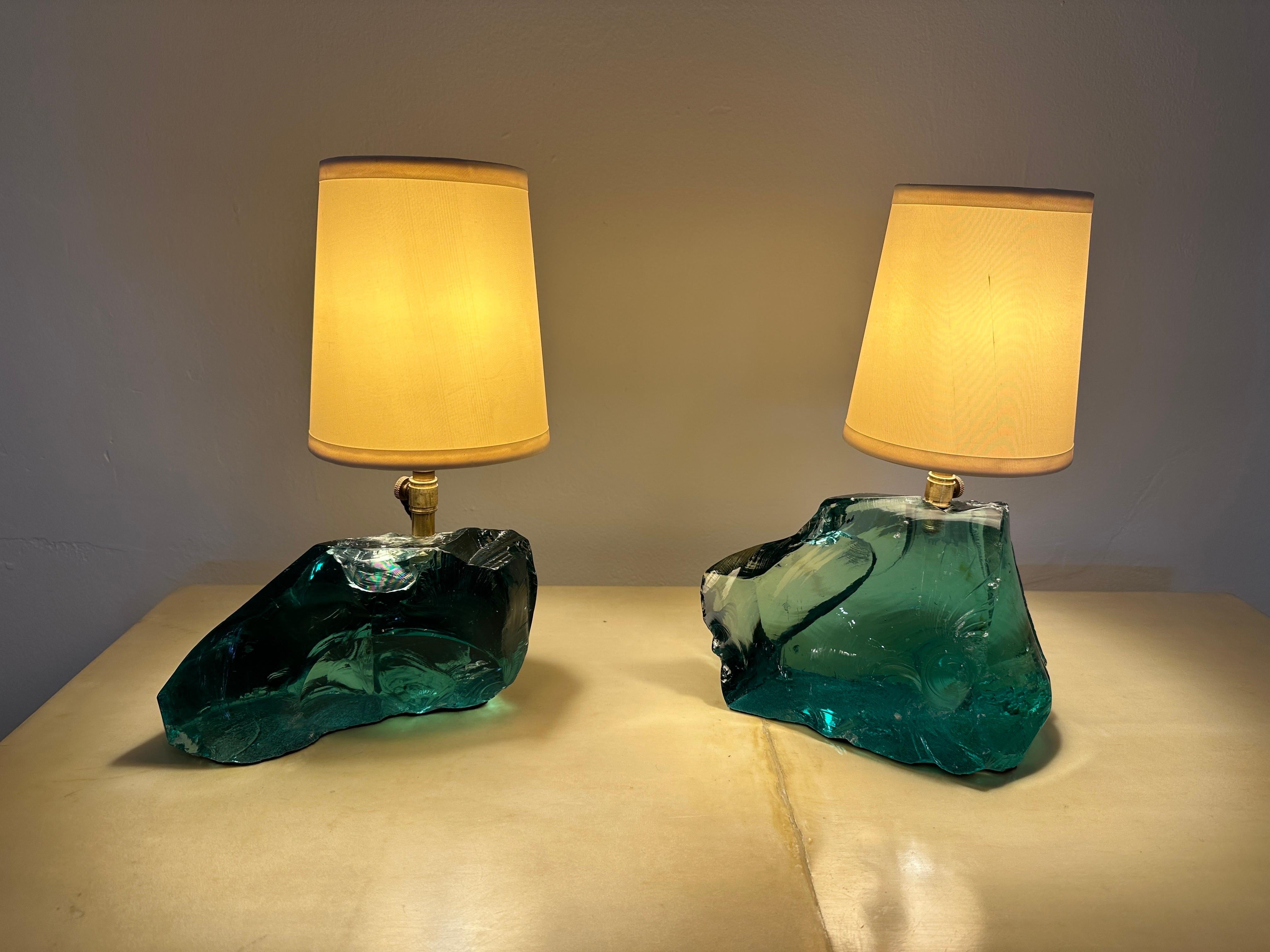 Dans le goût de JMF, Gustavo Olivieri a conçu ces lampes sur mesure avec des morceaux de verre de scories vert aqua et des abat-jours vintage.  CET ARTICLE EST SITUÉ ET SERA EXPÉDIÉ DEPUIS NOTRE SHOWROOM DE MIAMI, FLORIDE.
