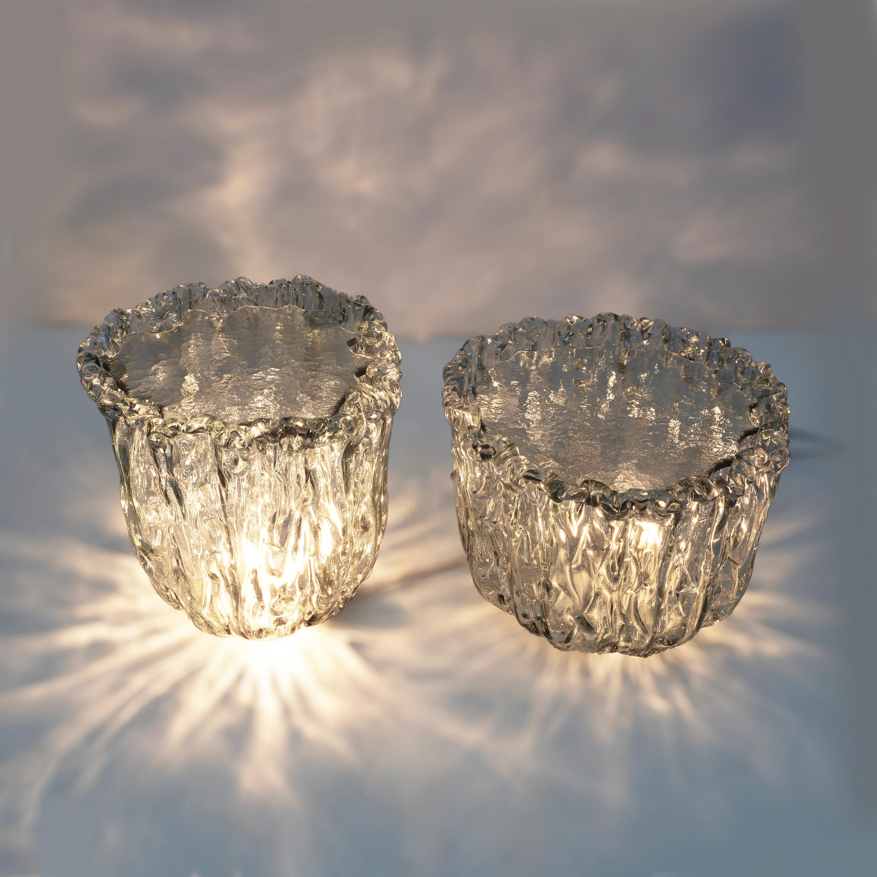 Conçu par Tokujin Yoshioka
Pour Glas Italia
Des tables rondes basses précieuses et poétiques avec des bases en verre moulé de Murano, façonnées et fabriquées à la main selon des techniques très raffinées.
Le plateau est également en verre moulé et
