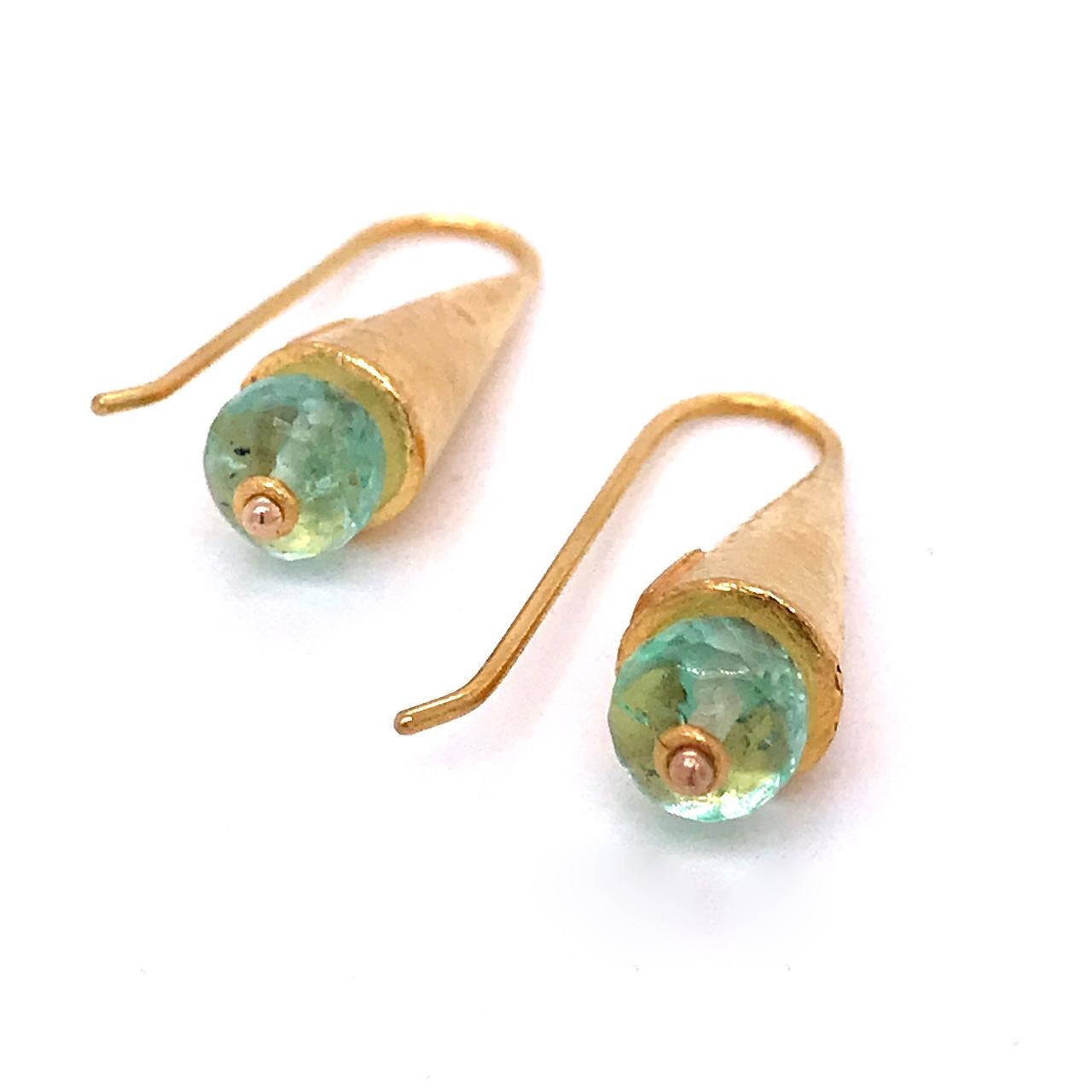 Paar ARA Archaeological Revival Ohrringe aus hochkarätigem Gold und Smaragd im Zustand „Gut“ im Angebot in Philadelphia, PA