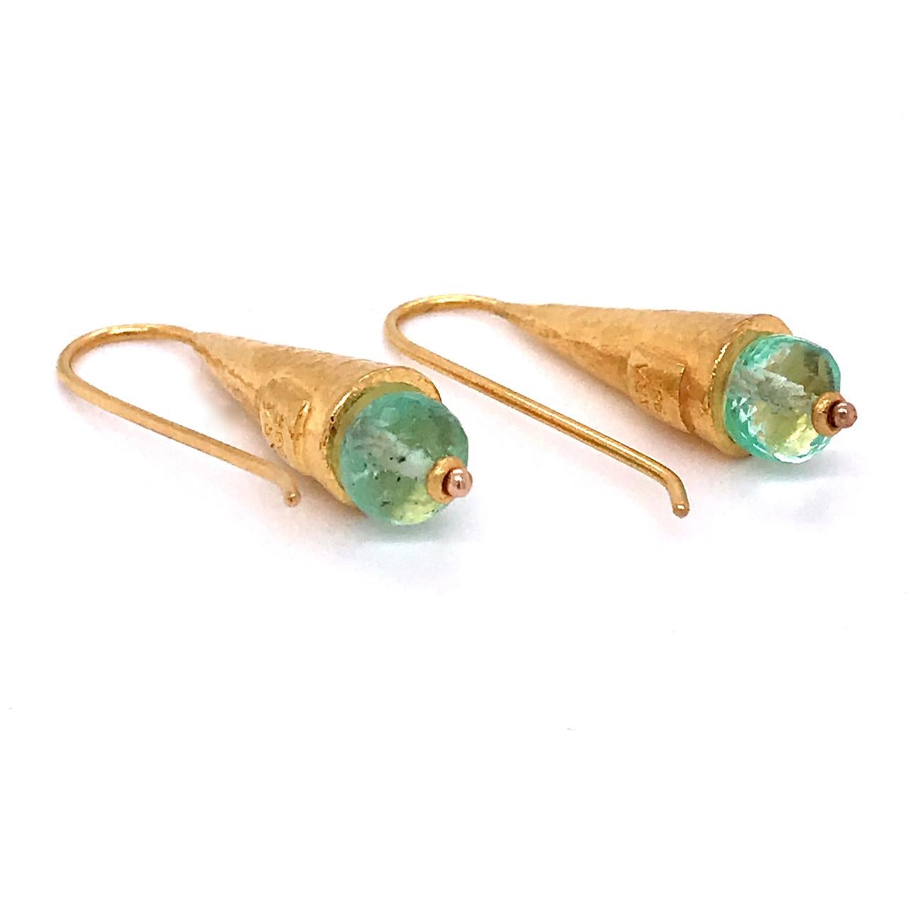 Paar ARA Archaeological Revival Ohrringe aus hochkarätigem Gold und Smaragd Damen im Angebot