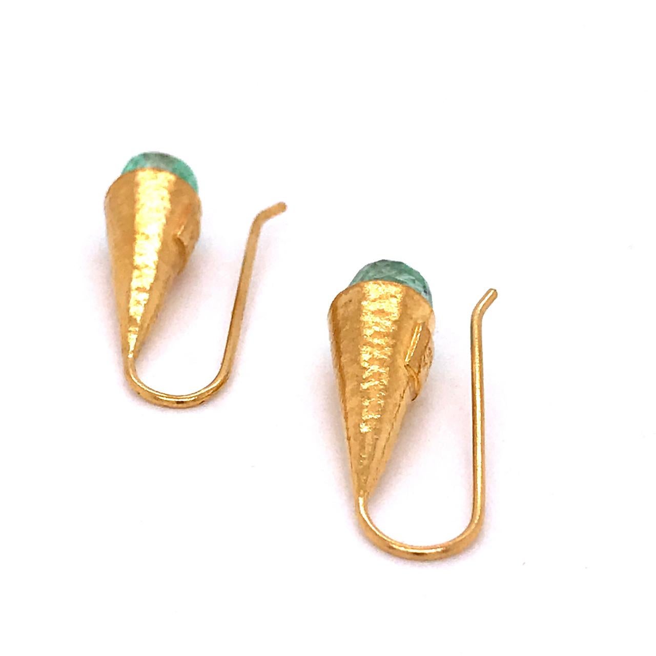 Paar ARA Archaeological Revival Ohrringe aus hochkarätigem Gold und Smaragd im Angebot 2