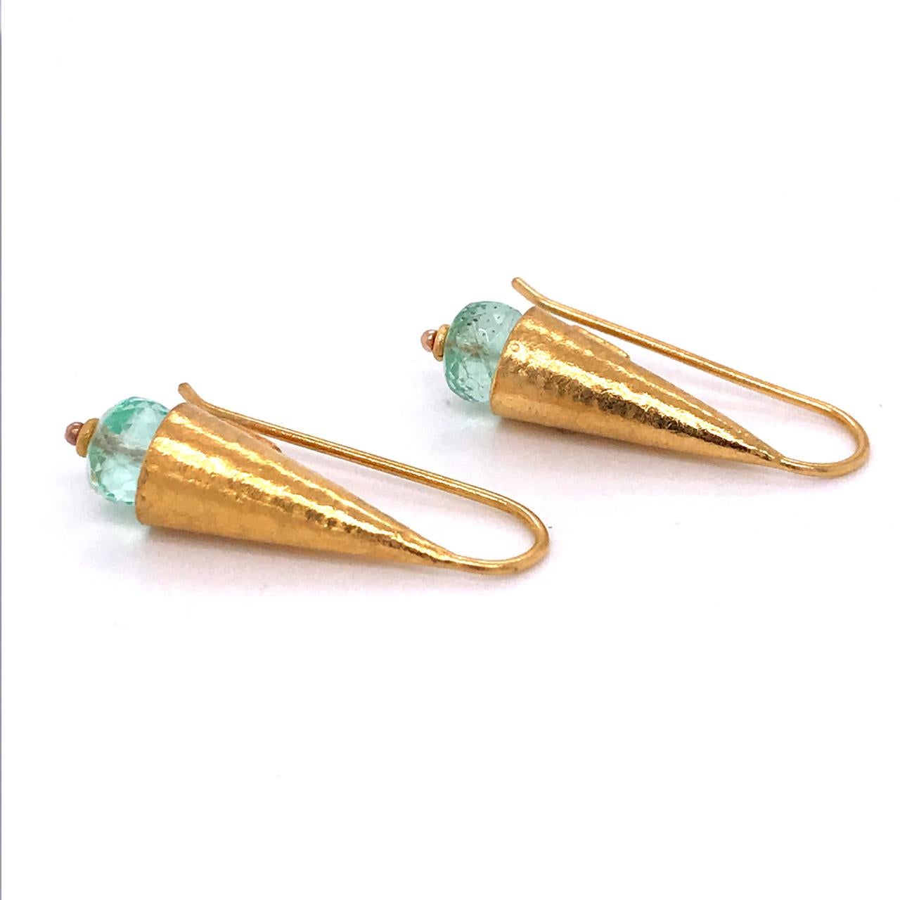 Paar ARA Archaeological Revival Ohrringe aus hochkarätigem Gold und Smaragd im Angebot 3