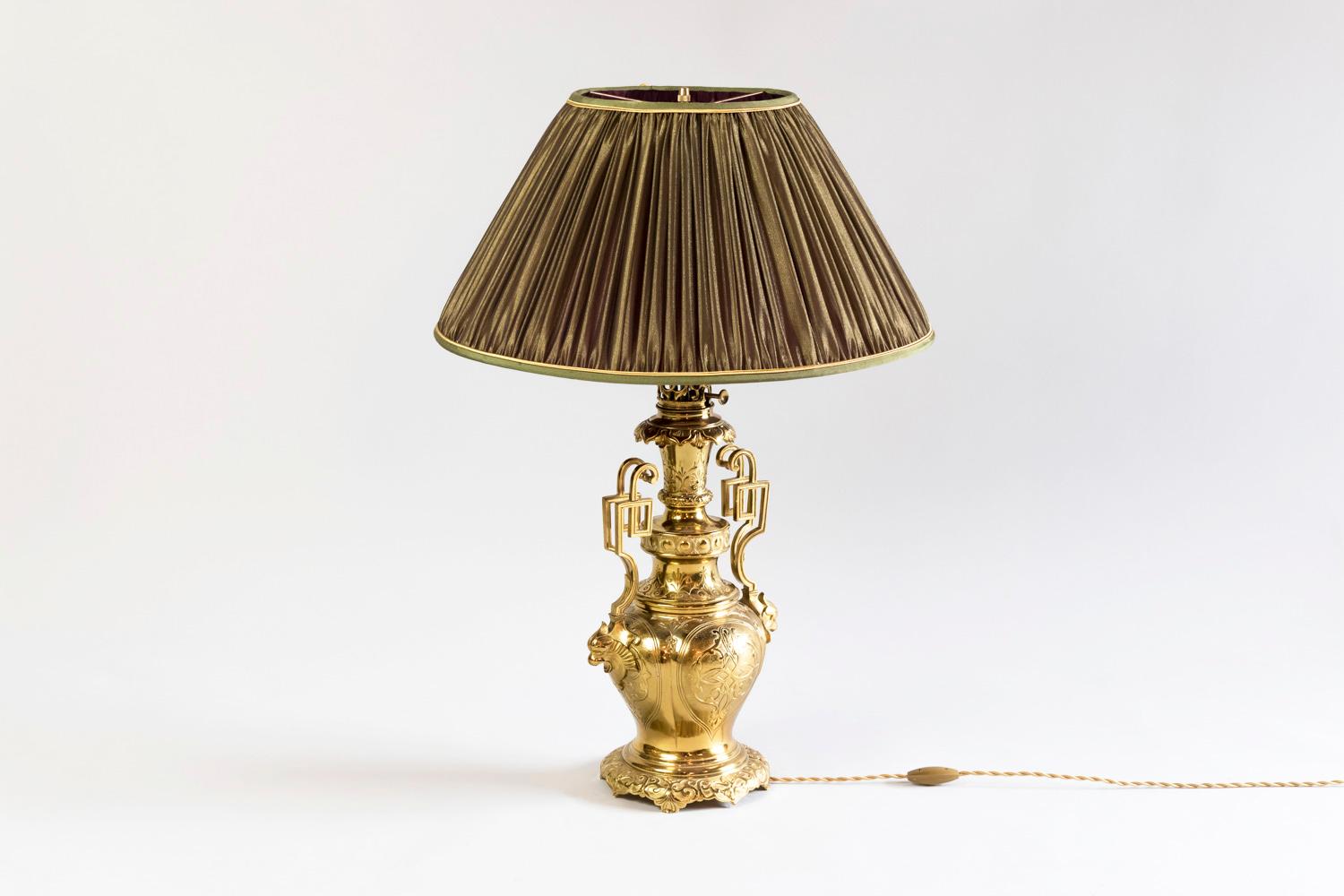 Pair of Arabian style lamps in chiselled and gilt brass bronze with a baluster shape standing on a circular quadripod scalloped base with motifs of scrolls on a guilloche background. Belly with canted and bulged corners each adorned with a large