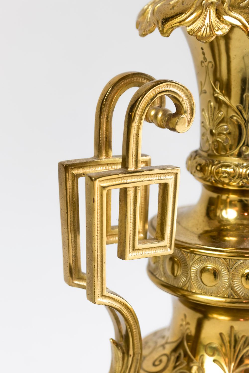 Ottone Coppia di lampade in stile arabo in ottone dorato e bronzo, XIX secolo in vendita