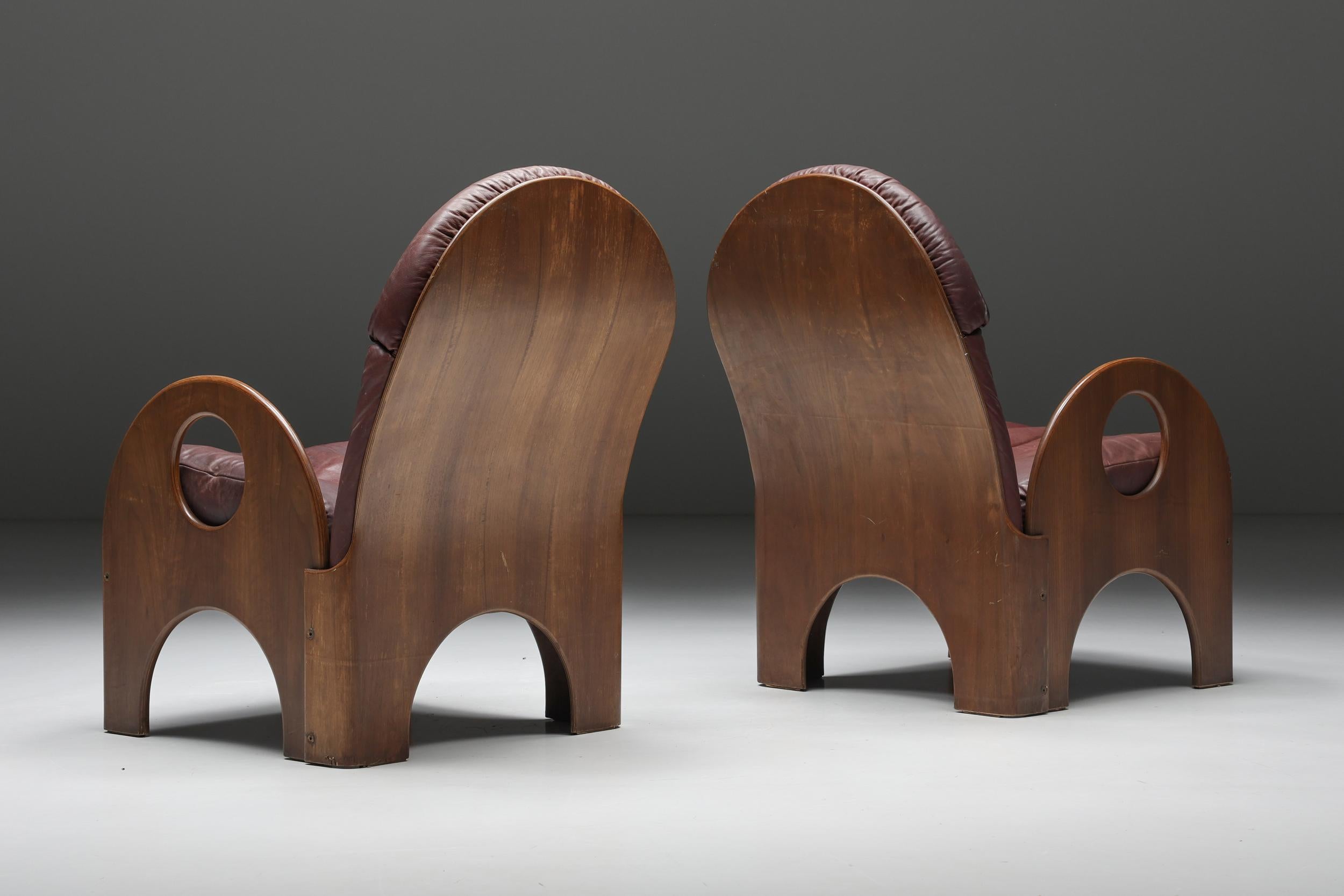 italien Paire de fauteuils 'Arcata' de Gae Aulenti, noyer et cuir bourgogne, 1968 en vente