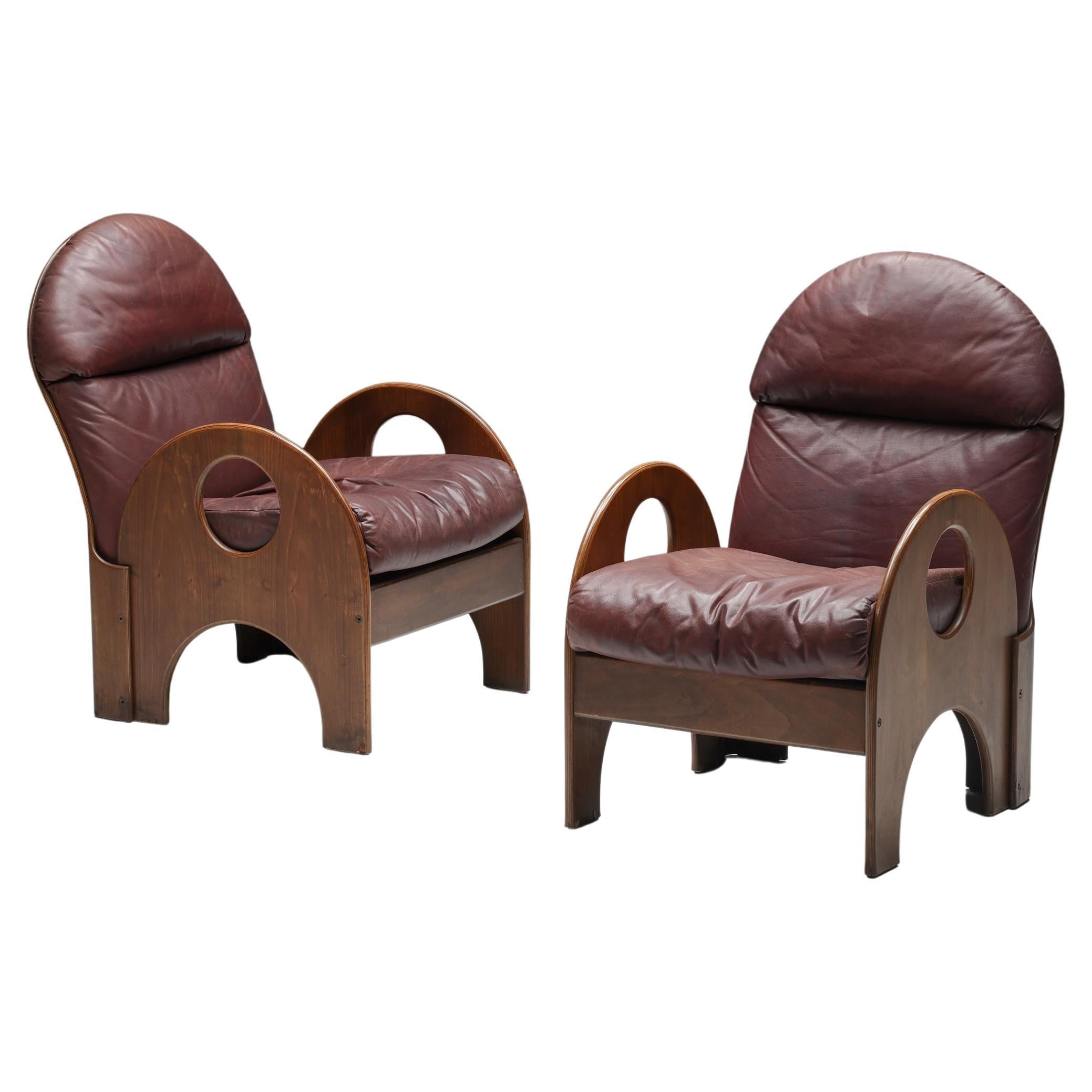 Pair of 'Arcata' Easy Chairs by Gae Aulenti, Walnut and Burgundy Leather, 1968 For Sale