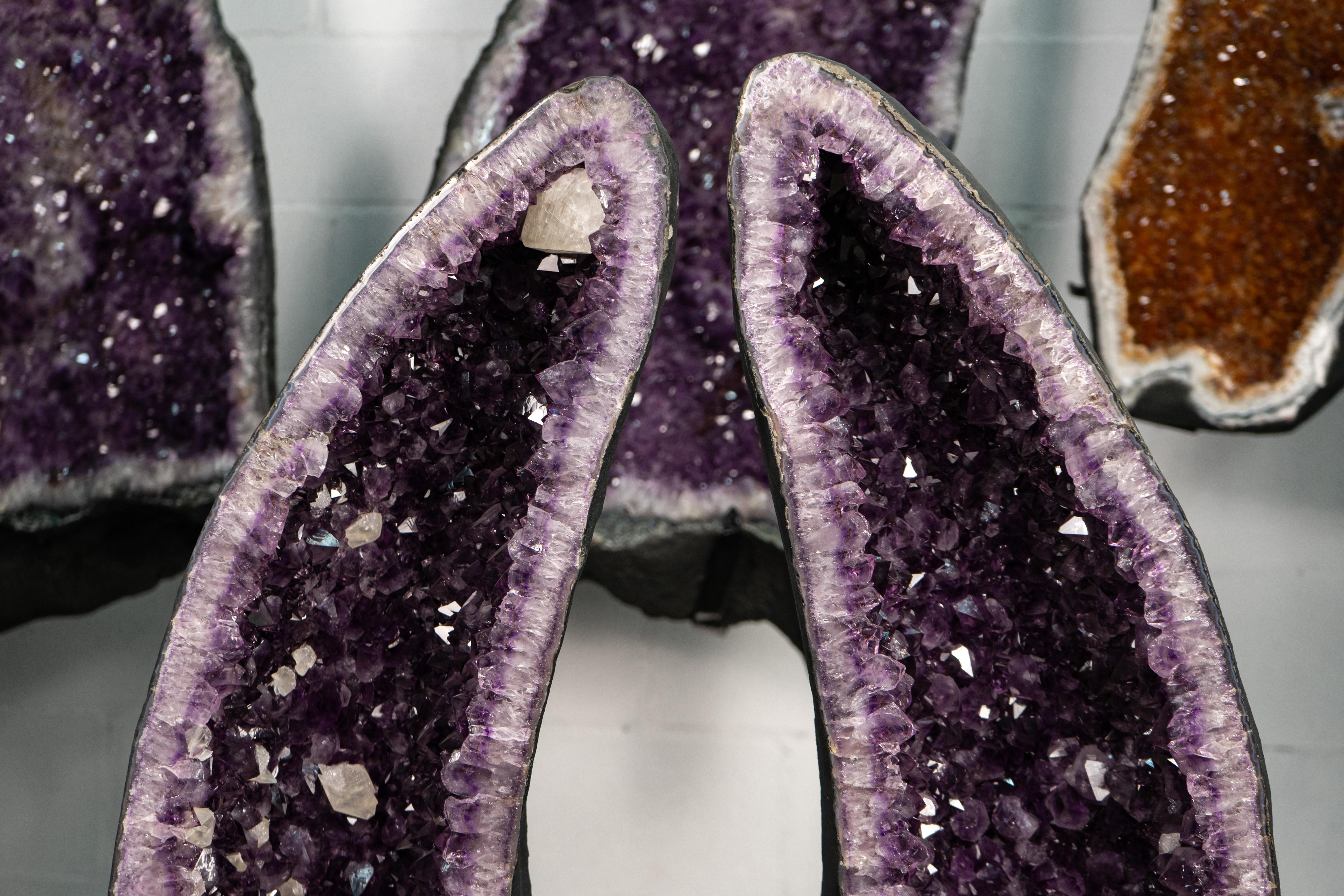 Pair of Arched Purple Amethyst Cathedral Geodes with Large Calcite In New Condition For Sale In Ametista Do Sul, BR