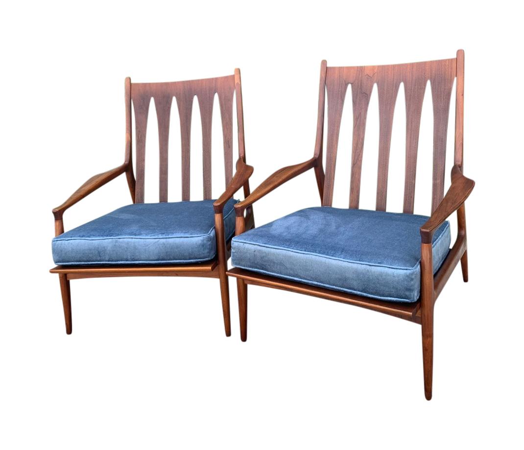 Sculptural high back pair of Archie lounge chairs by Milo Baughman for Thayer Coggin in walnut, Mid-Century Modern.