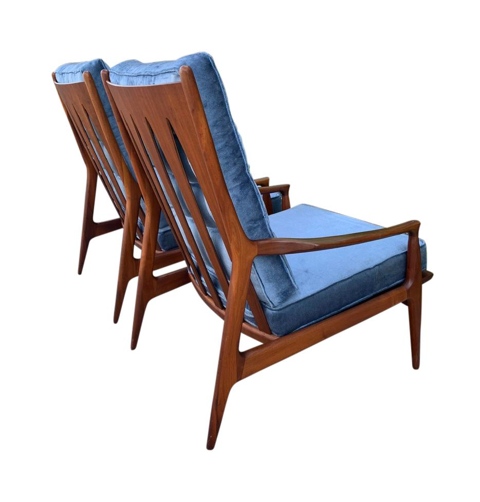 Walnut Pair of Archie Lounge Chairs by Milo Baughman for Thayer Coggin