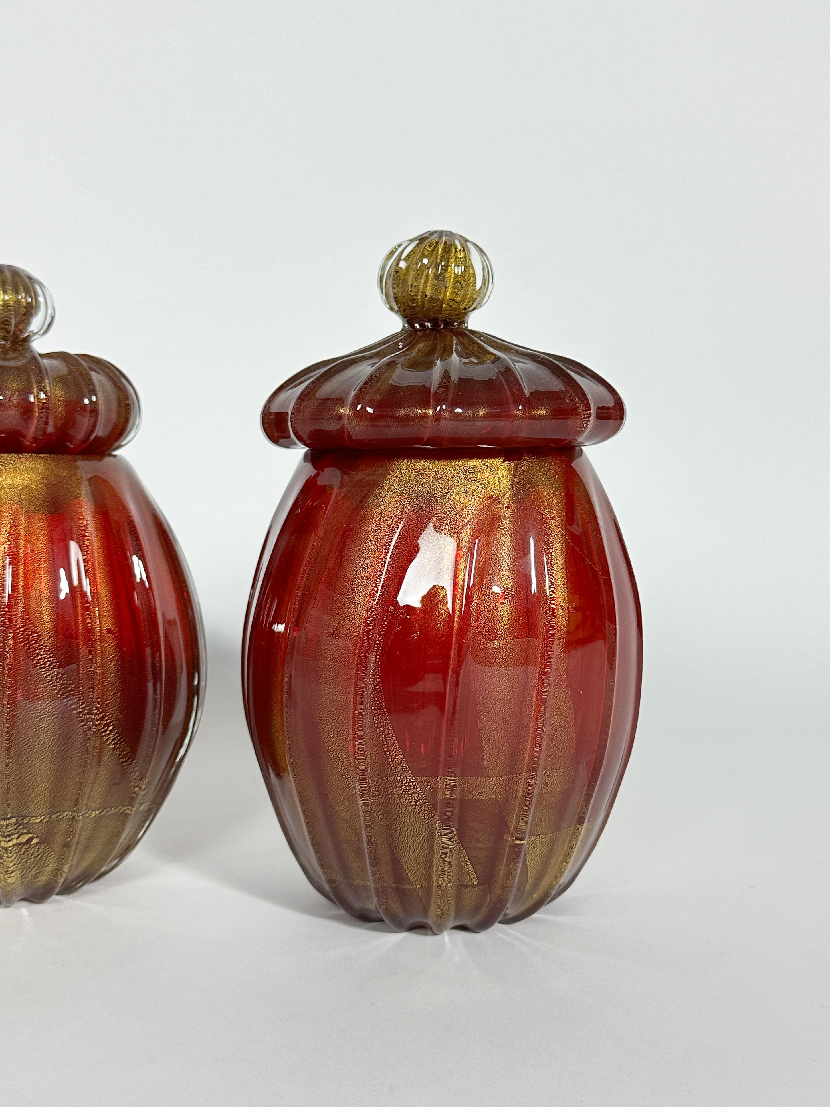 Metà XX secolo Coppia di vasi in vetro di Murano Archimede Seguso Foglia d'oro 1960s in vendita