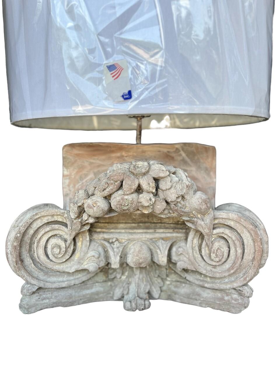 Paire de lampes en fragments d'architecture avec des abat-jours neufs. Fragments du 19e siècle provenant de France, peut-être des chapiteaux sur des colonnes. Fabriqué en béton avec de jolis éléments floraux et des volutes dans les designs/One