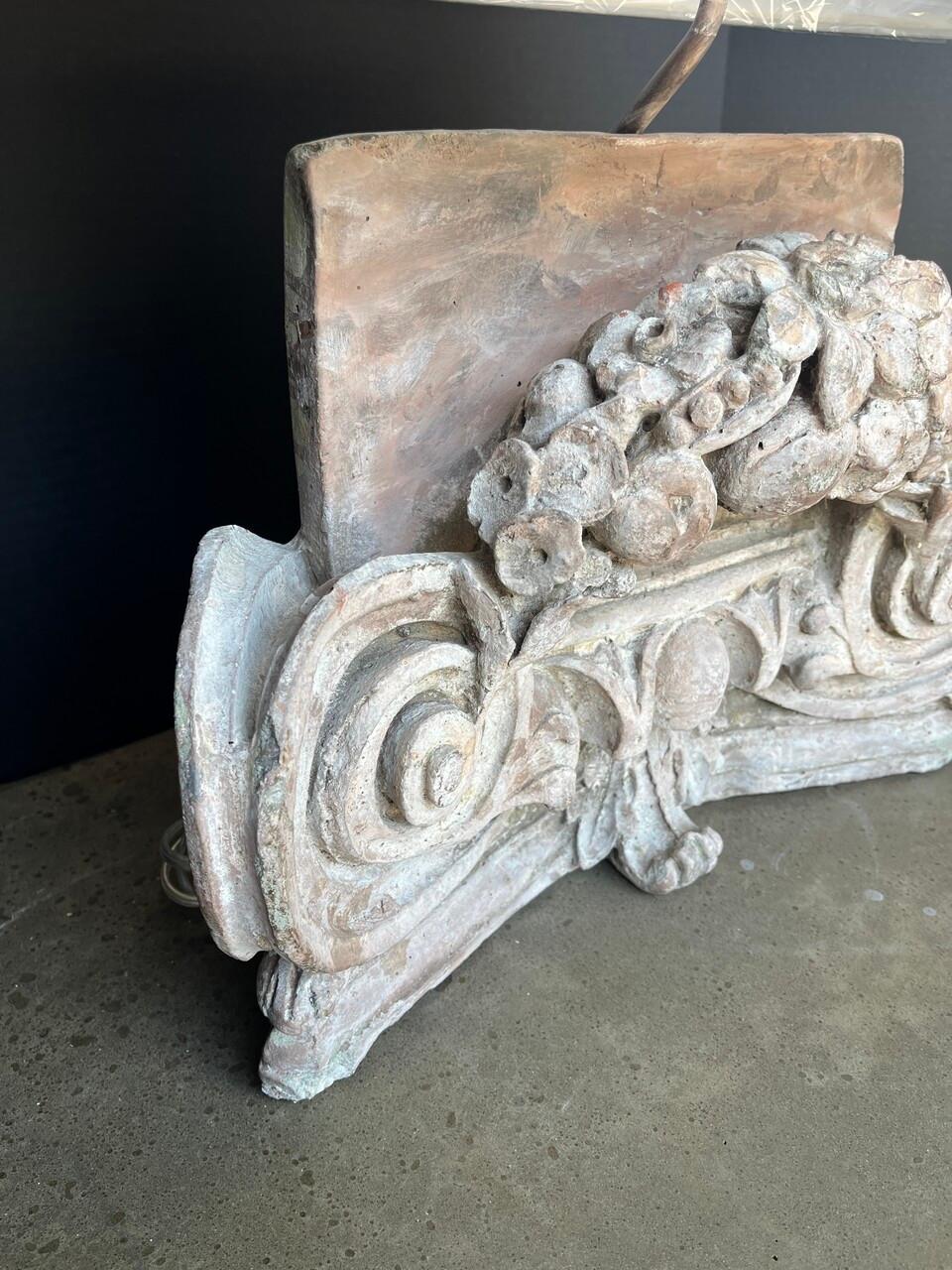Provincial français Paire de lampes architecturales Fragment avec nouveaux abat-jour en vente