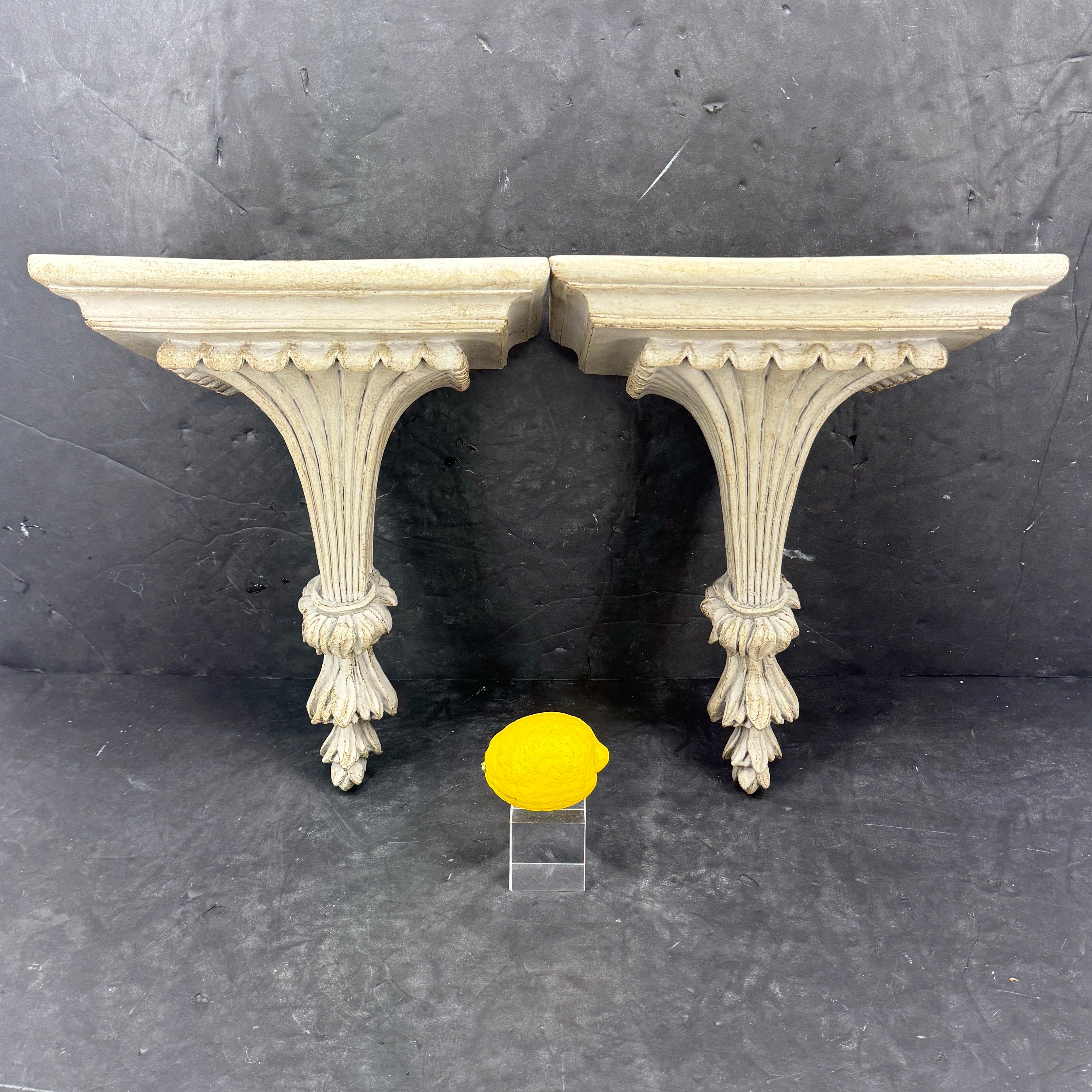 Splendida coppia di mensole da parete dipinte a mano in una tonalità di grigio francese o svedese gustaviano. Questo set potrebbe stare da solo come coppia su una parete o essere funzionale per contenere tesori in cima. Una splendida aggiunta