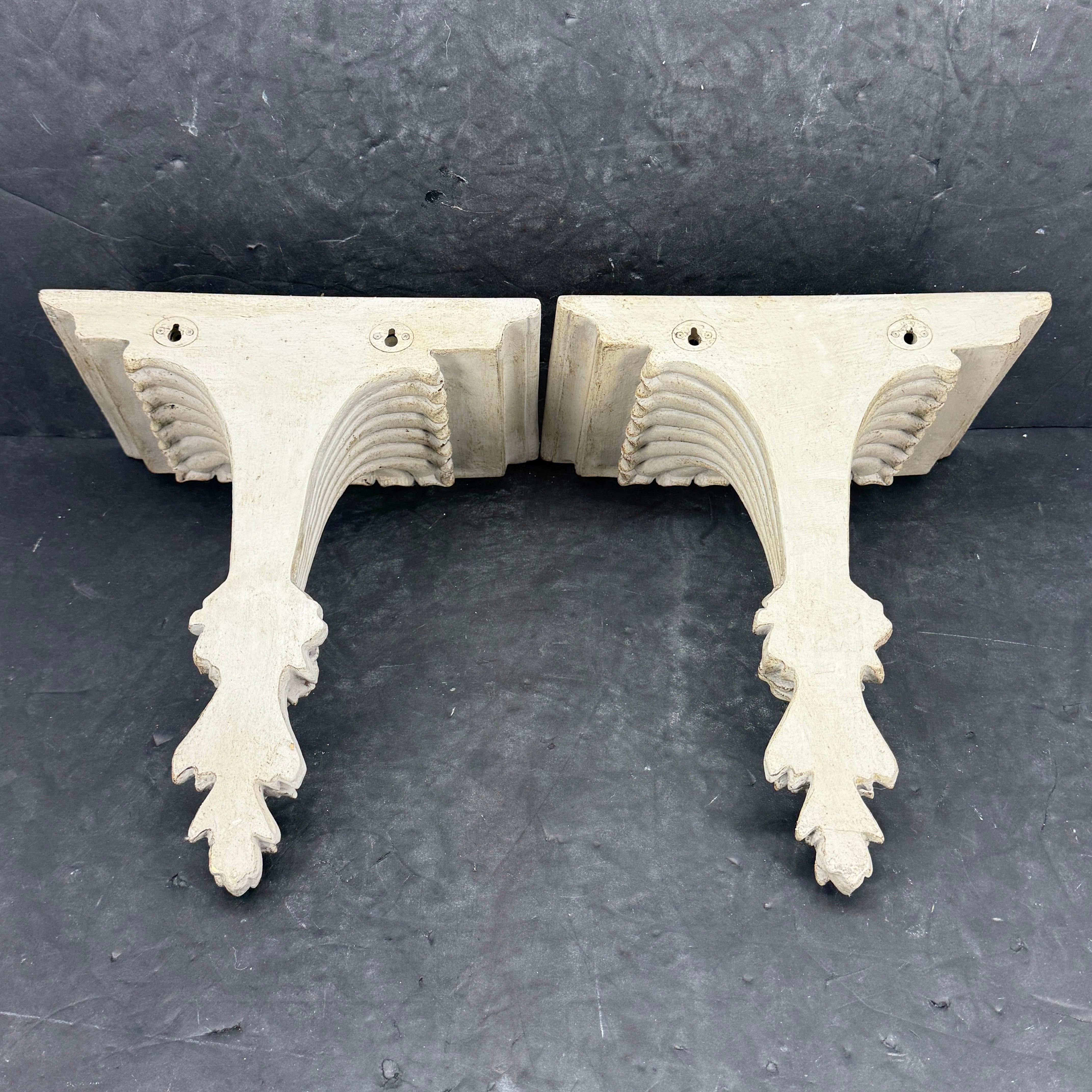 Europeo Coppia di mensole da parete in stile architettonico francese in vendita