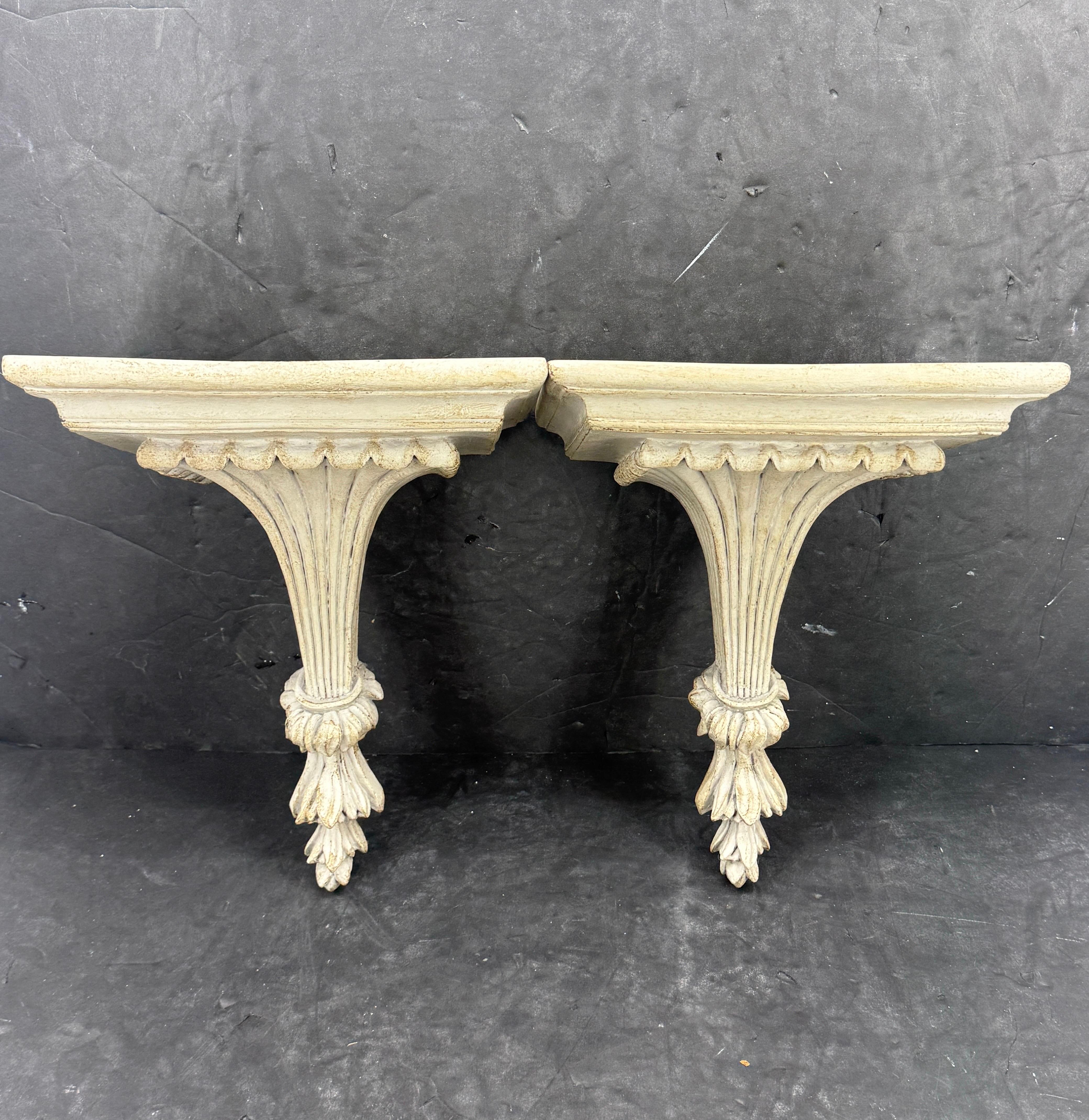 Intagliato a mano Coppia di mensole da parete in stile architettonico francese in vendita