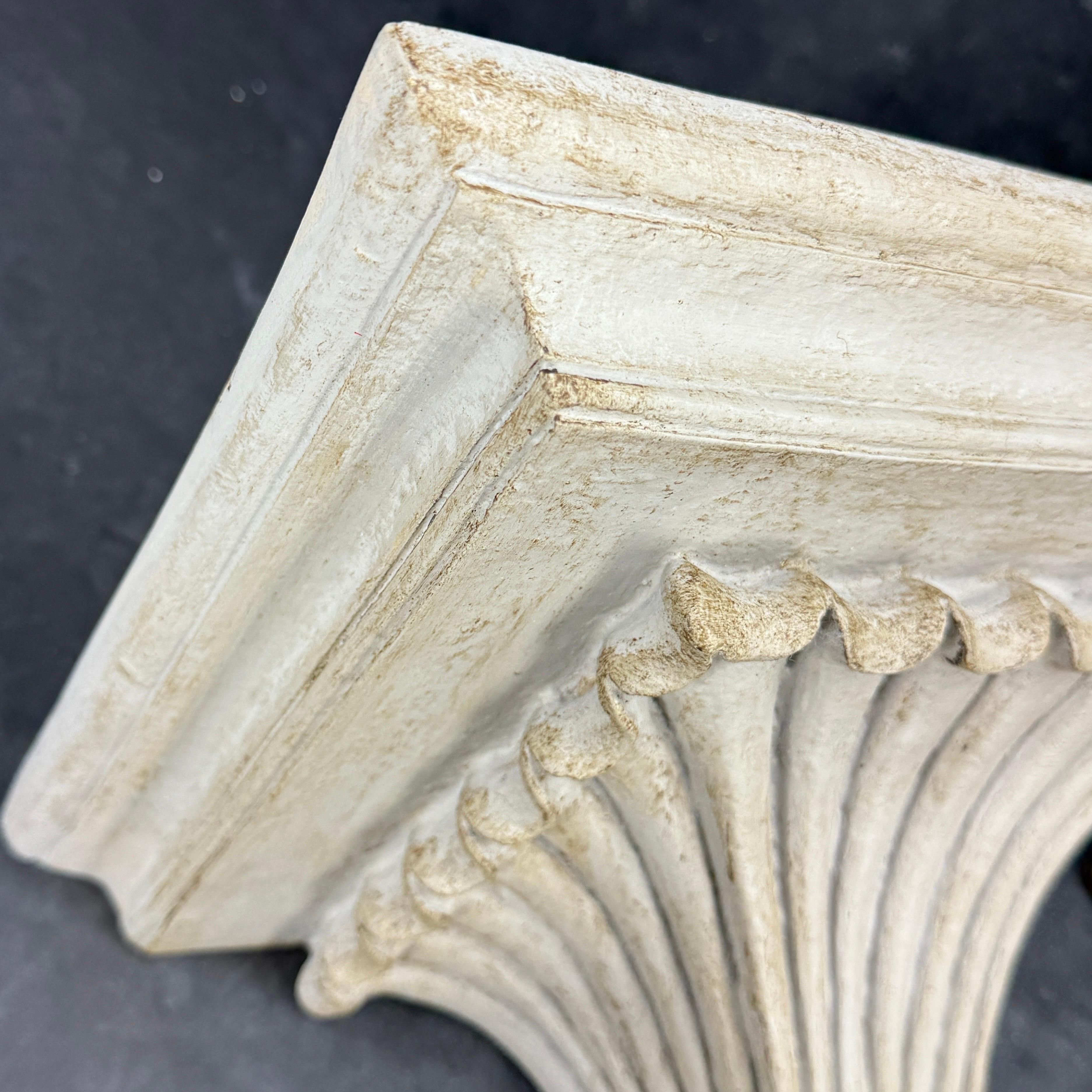 Legno Coppia di mensole da parete in stile architettonico francese in vendita