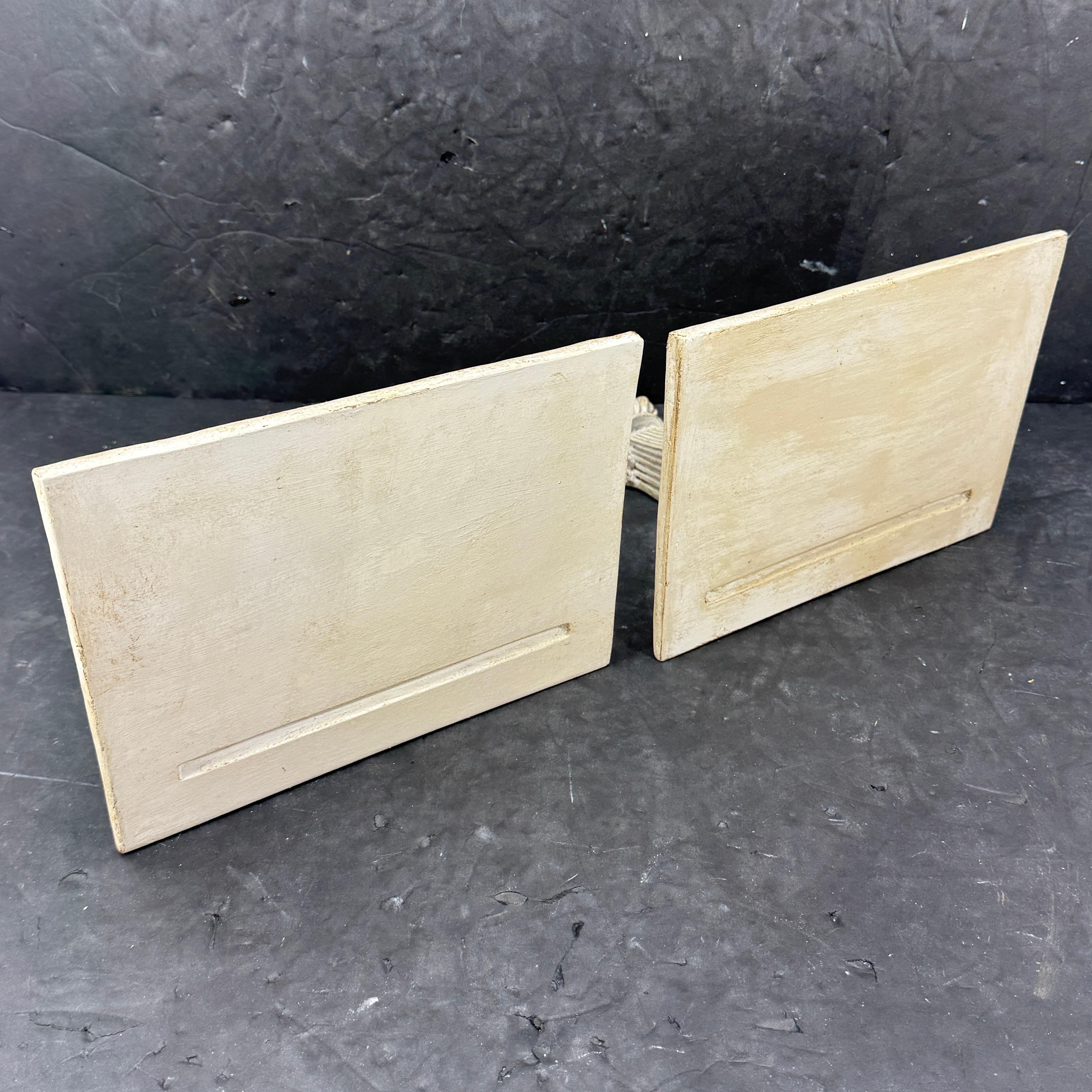 Coppia di mensole da parete in stile architettonico francese in vendita 1