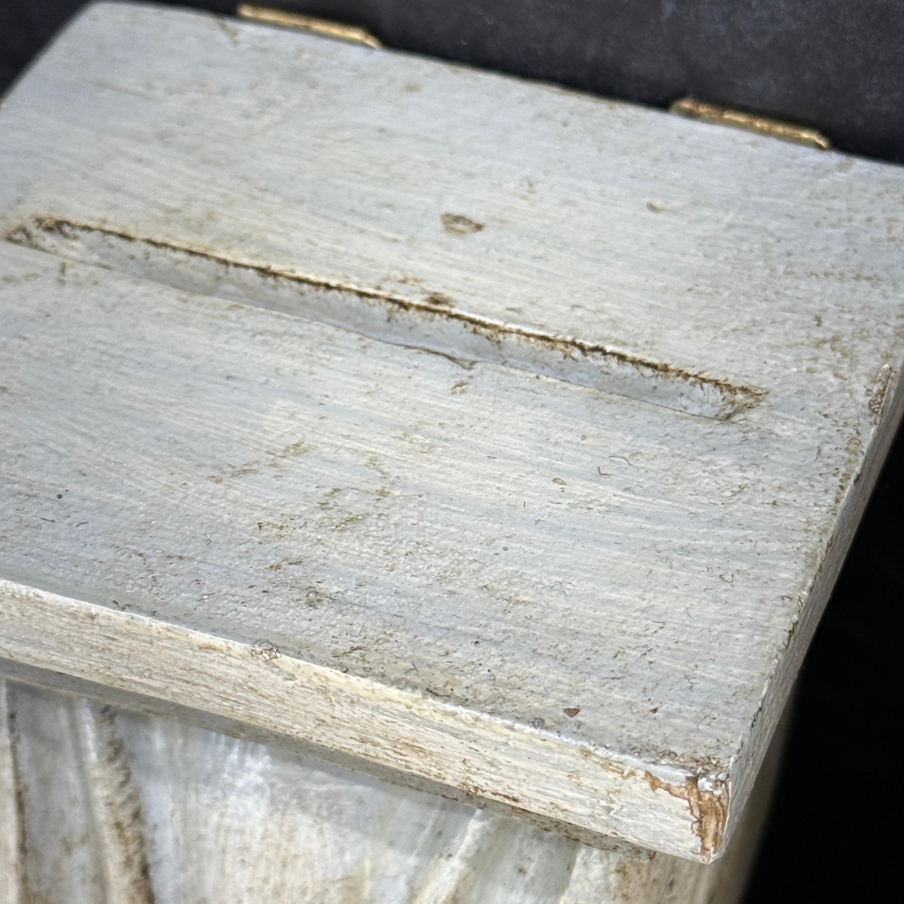 Coppia di mensole da parete dipinte a mano di stile architettonico in vendita 2