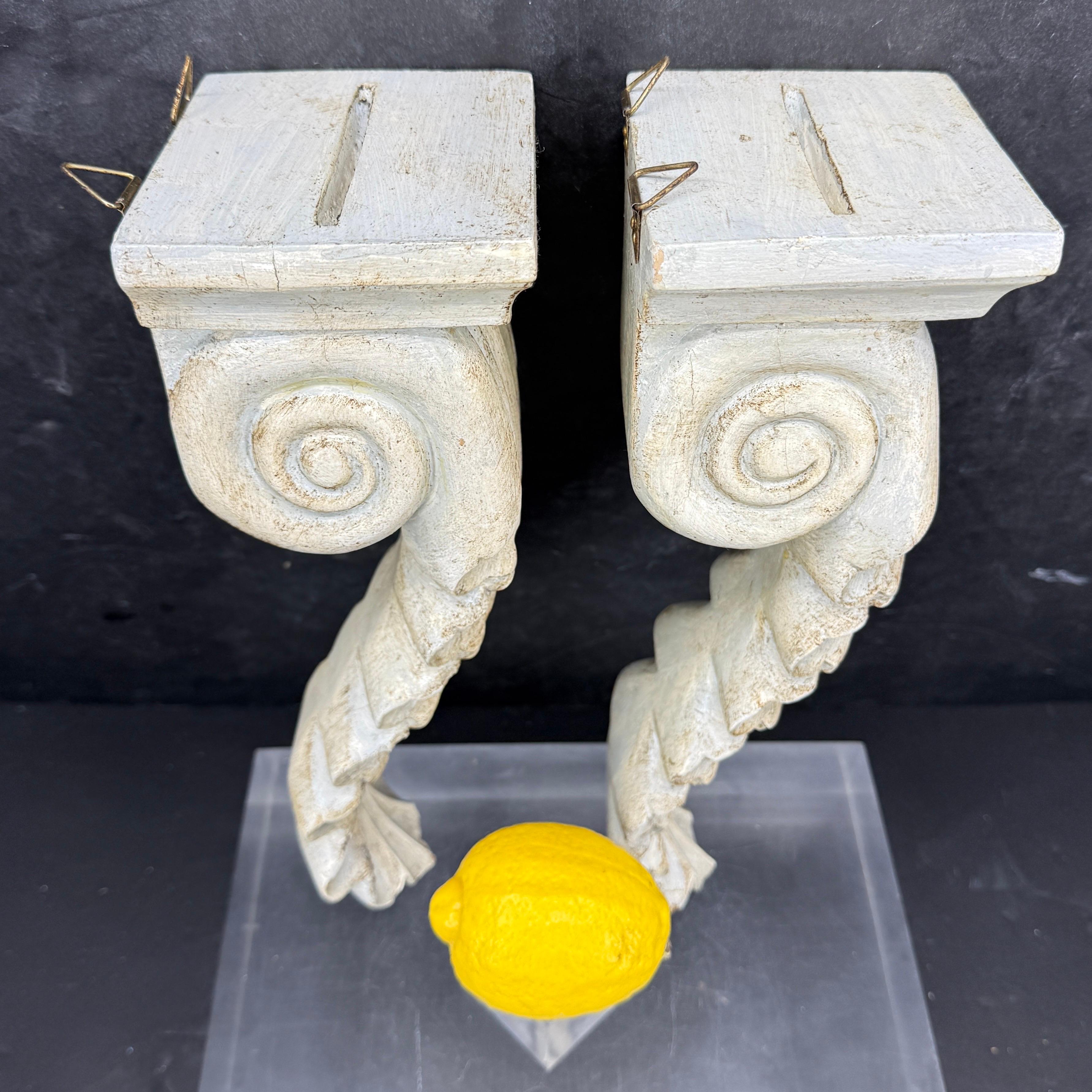 Coppia di mensole da parete dipinte a mano di stile architettonico in vendita 4