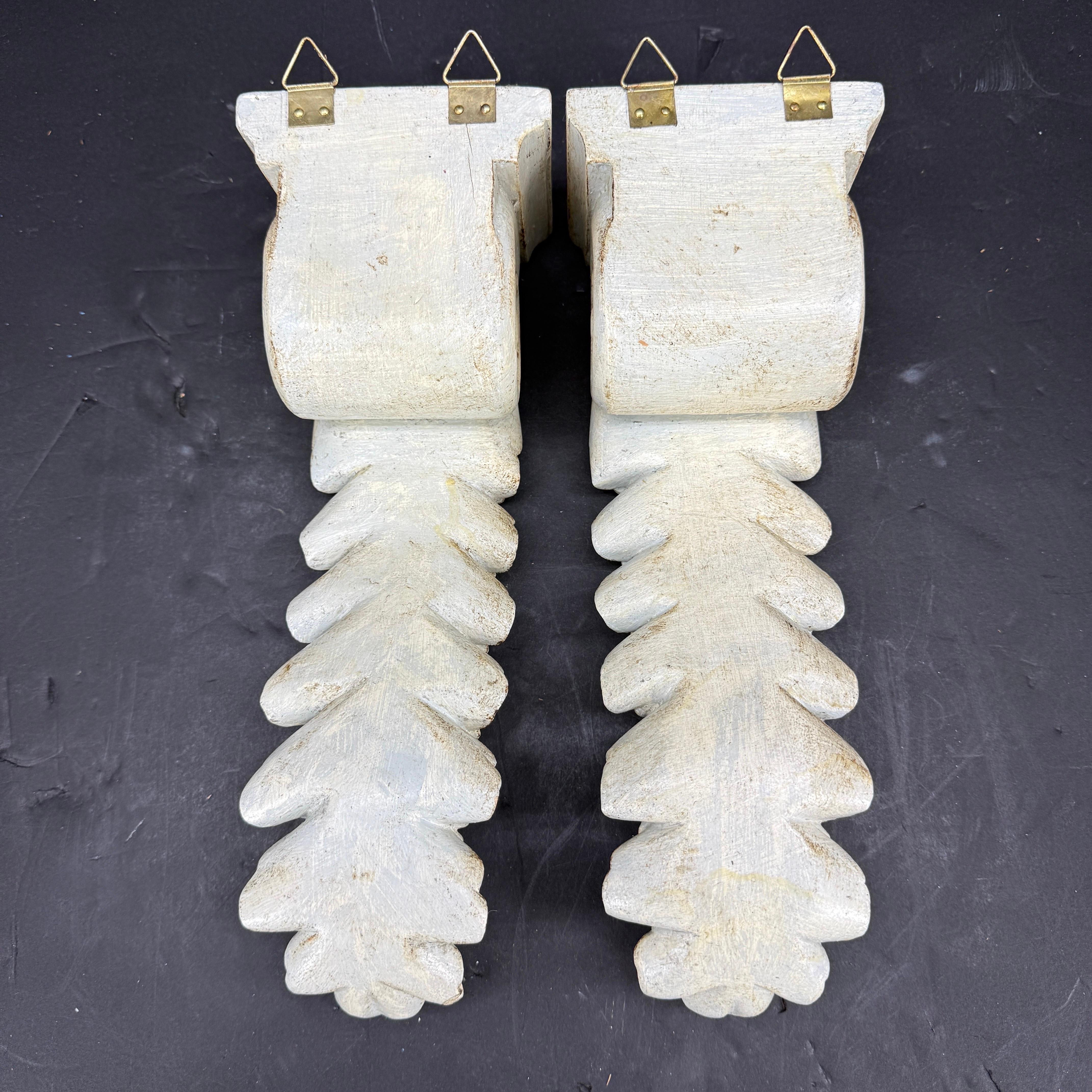 Coppia di mensole da parete dipinte a mano di stile architettonico in vendita 5