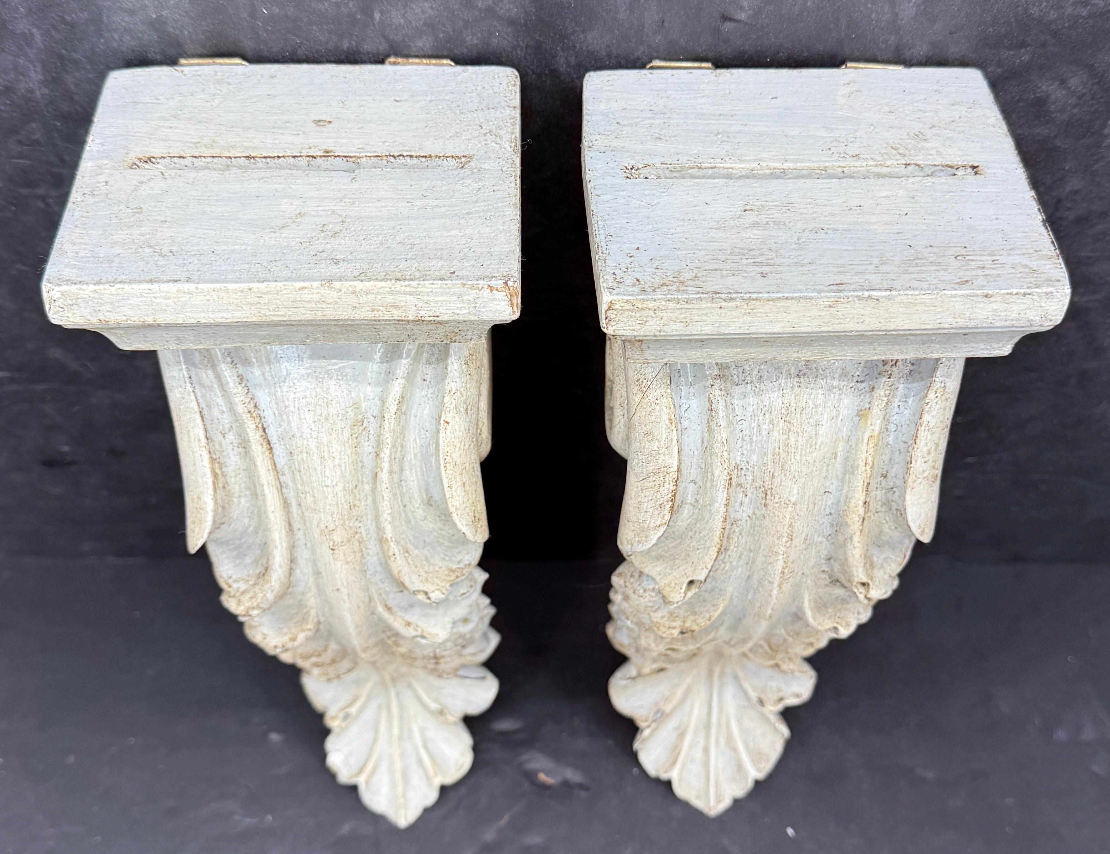 Coppia di mensole da parete dipinte a mano di stile architettonico In condizioni buone in vendita a Haddonfield, NJ