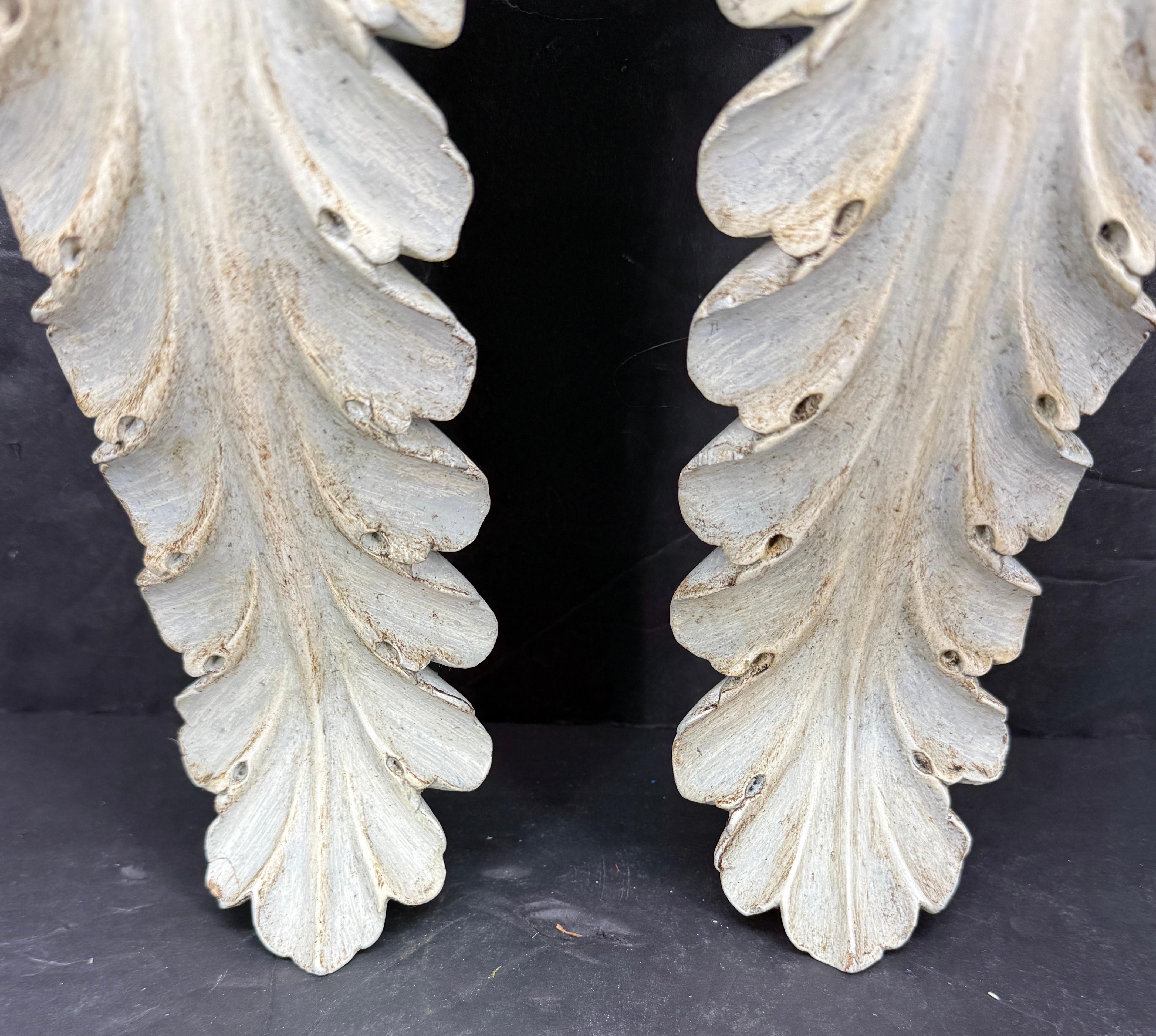 XX secolo Coppia di mensole da parete dipinte a mano di stile architettonico in vendita
