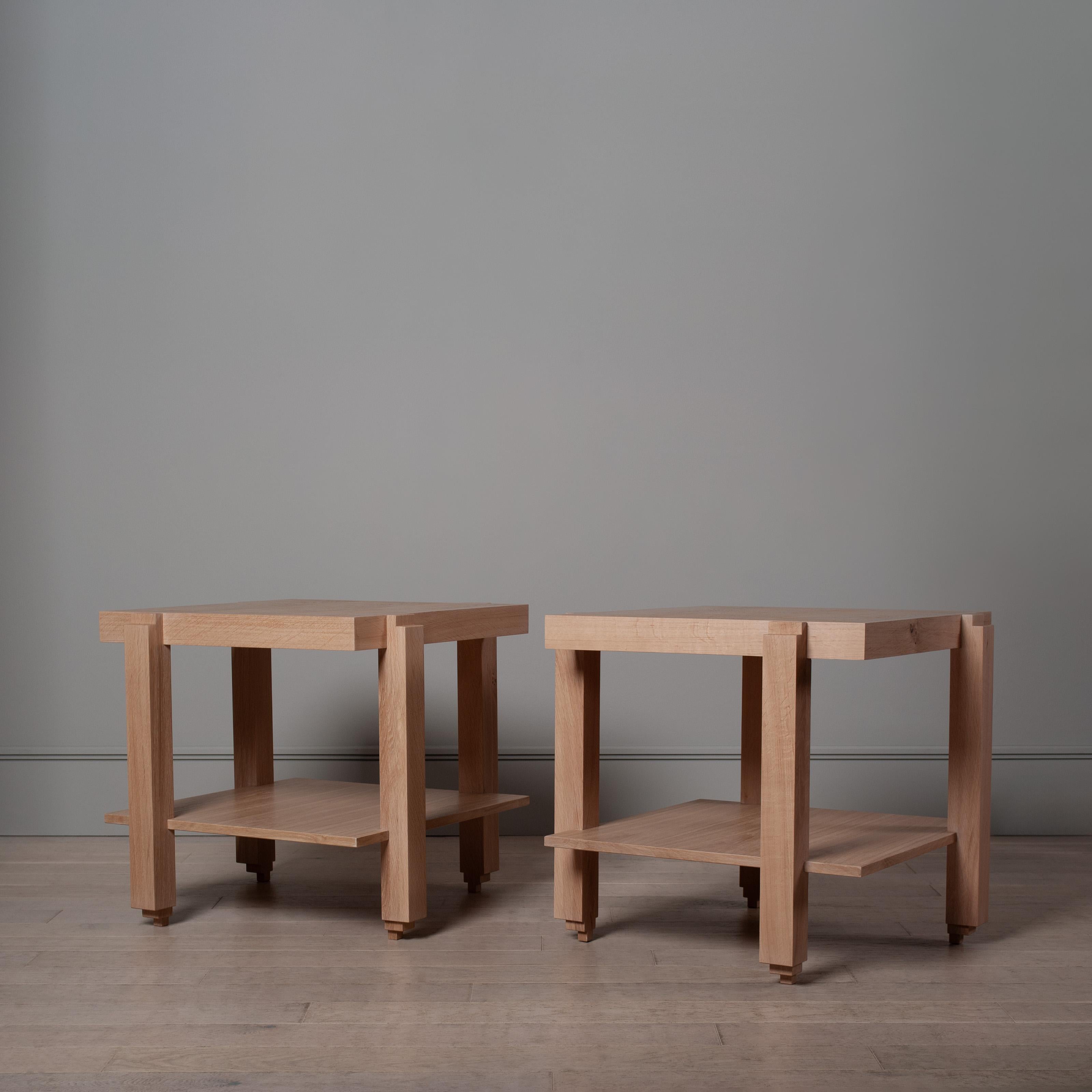 Anglais Paire de tables de nuit architecturales en chêne anglais à ziggourat, fabriquées à la main en vente