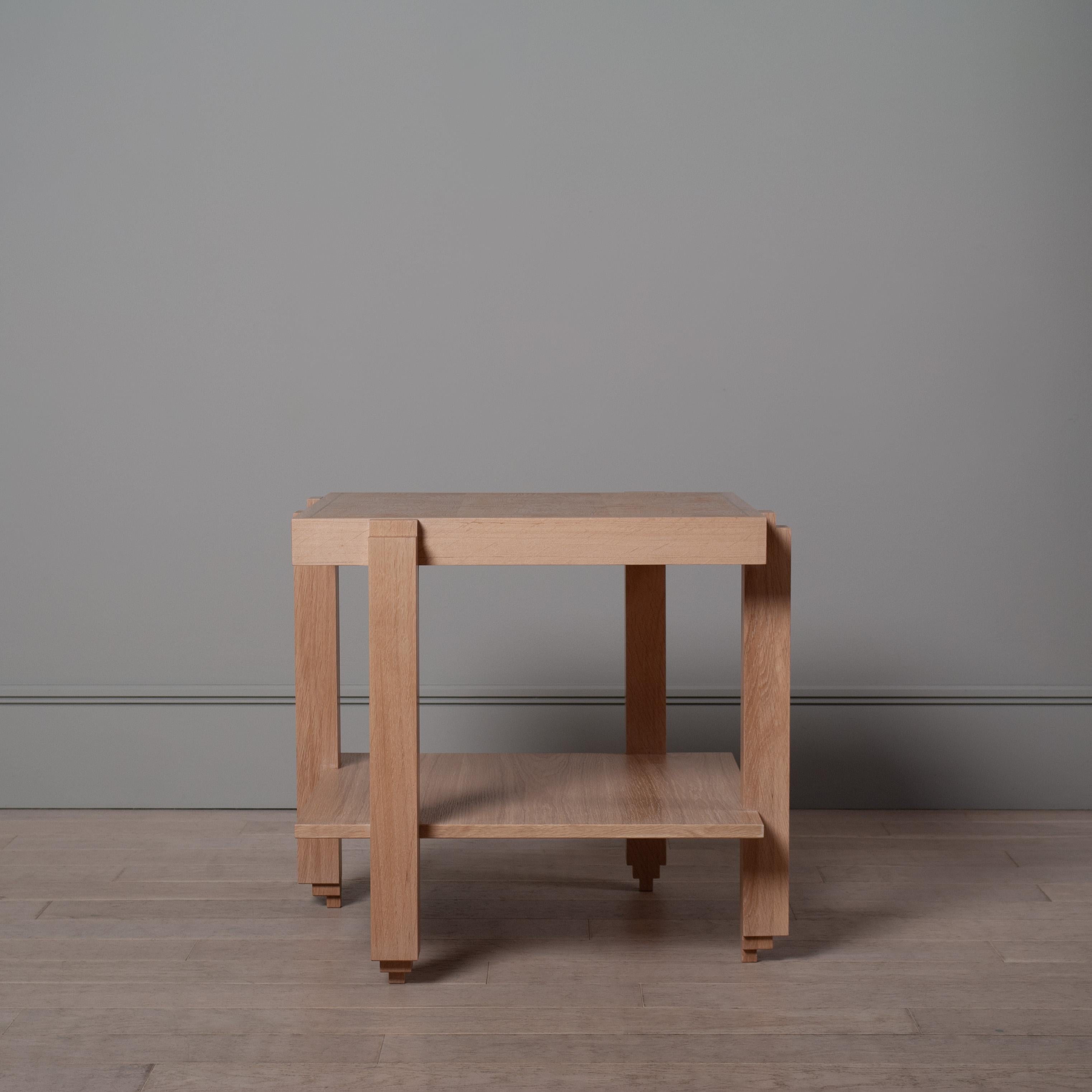 Fait main Paire de tables de nuit architecturales en chêne anglais à ziggourat, fabriquées à la main en vente