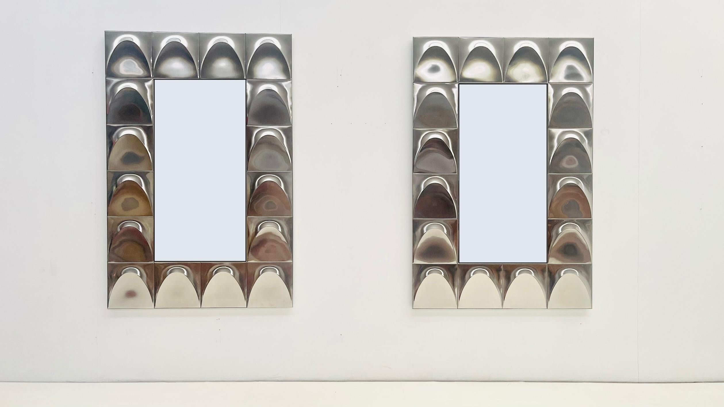 Cette paire de miroirs unique a été fabriquée dans notre entrepôt avec des morceaux de plaques architecturales gaufrées en acier inoxydable encadrées par une cornière subtile.

Convient aux grandes pièces, comme le hall d'entrée d'une résidence ou