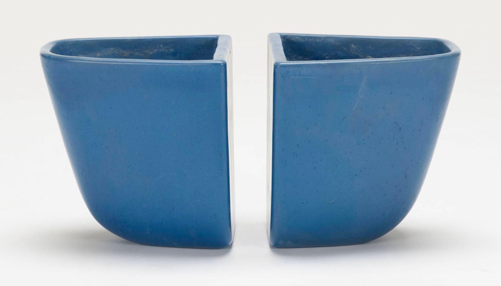 Coppia di fioriere Architectural Pottery Domino di Malcolm Leland con raro smalto blu, modello DB-2
Dalla Collezione di Max Lawrence, Los Angeles  Museo del design della California
Viene fornito con ferramenta per appendere
Dimensioni:
9½ h × 9½ l ×