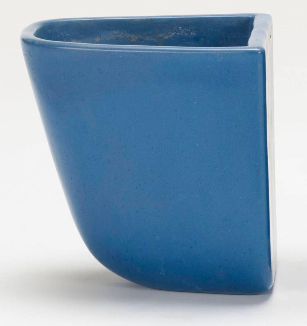 Americano Coppia di fioriere Architectural Pottery Domino di Malcolm Leland in blu raro in vendita