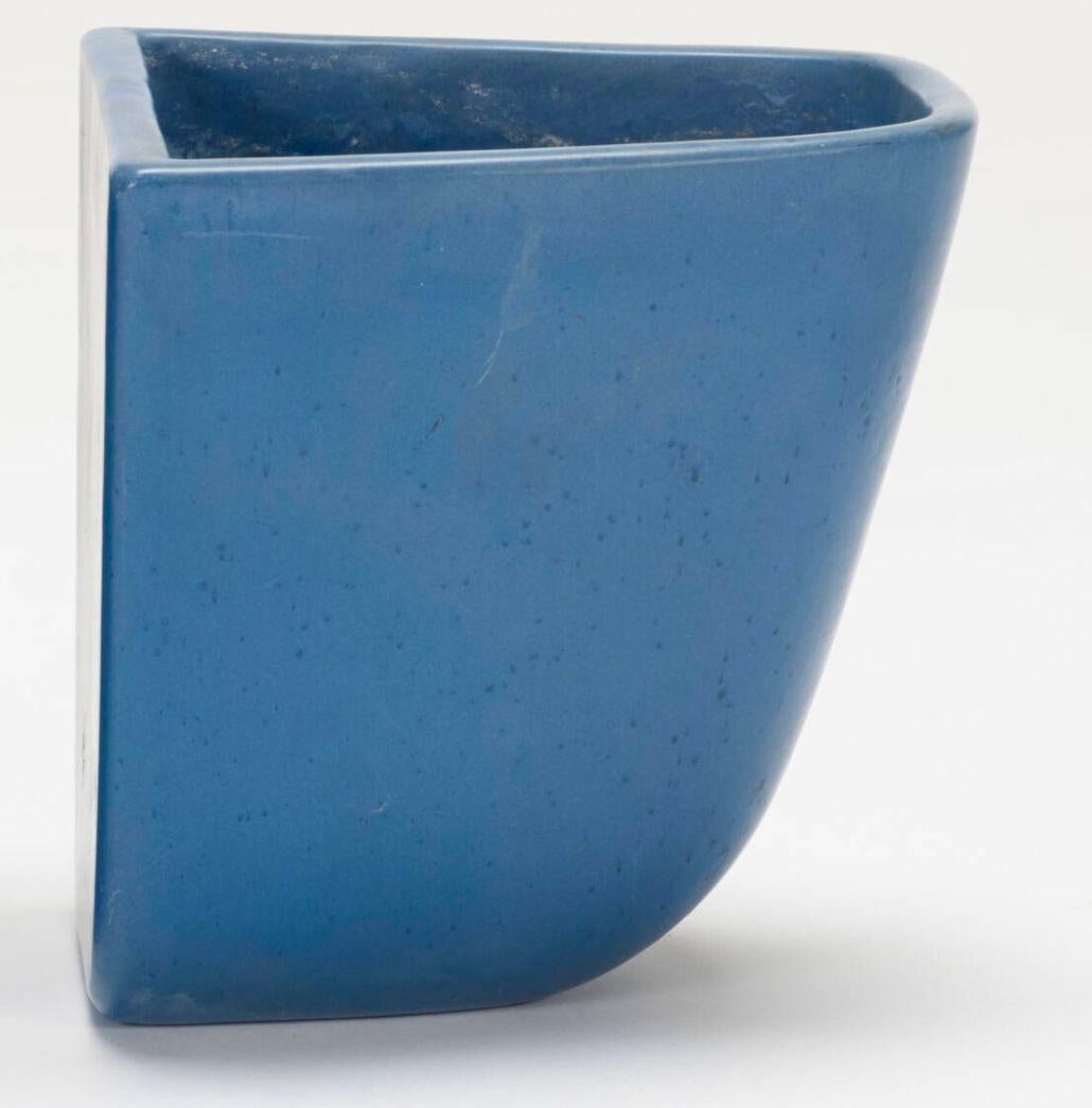 Smaltato Coppia di fioriere Architectural Pottery Domino di Malcolm Leland in blu raro in vendita