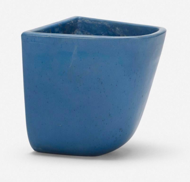 Coppia di fioriere Architectural Pottery Domino di Malcolm Leland in blu raro In condizioni buone in vendita a Chicago, IL