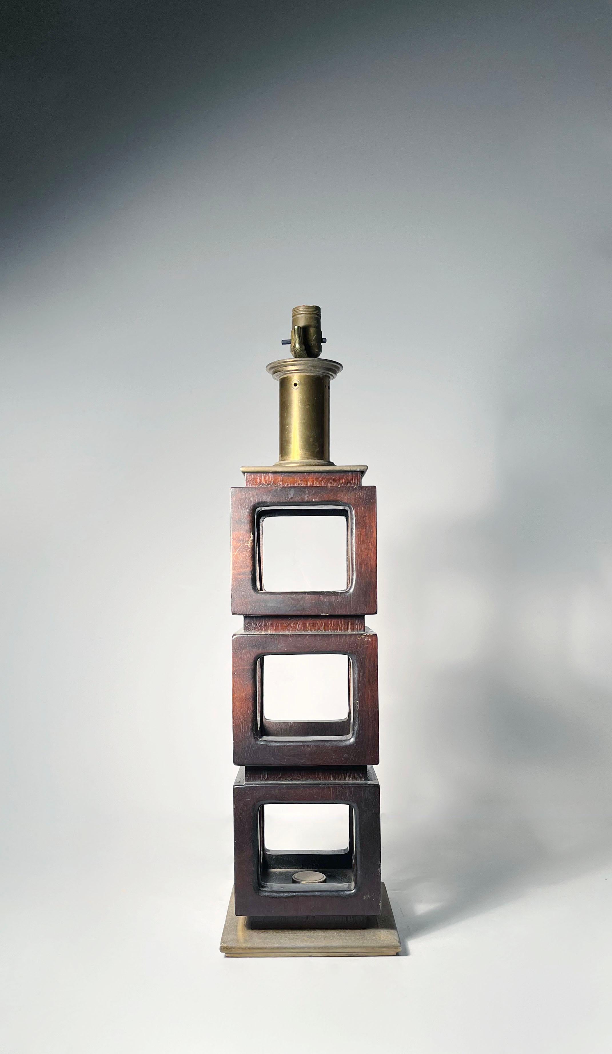 Un bel ensemble de lampes design du milieu du siècle par Stiffel. Conçu par Edwin Cole, à la fois architecte et designer qui a conçu des lampes chez Stiffel. 

J'ai acheté ces deux lampes séparément et je les ai jumelées car elles sont du même