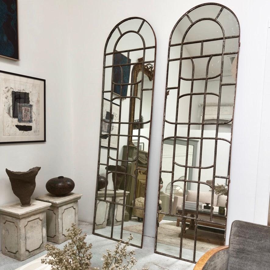 Transformez votre espace de vie avec cette superbe paire de miroirs muraux architecturaux Vintage. Ces miroirs magnifiquement travaillés ajoutent une touche d'élégance vintage à votre intérieur tout en améliorant l'éclairage naturel de n'importe