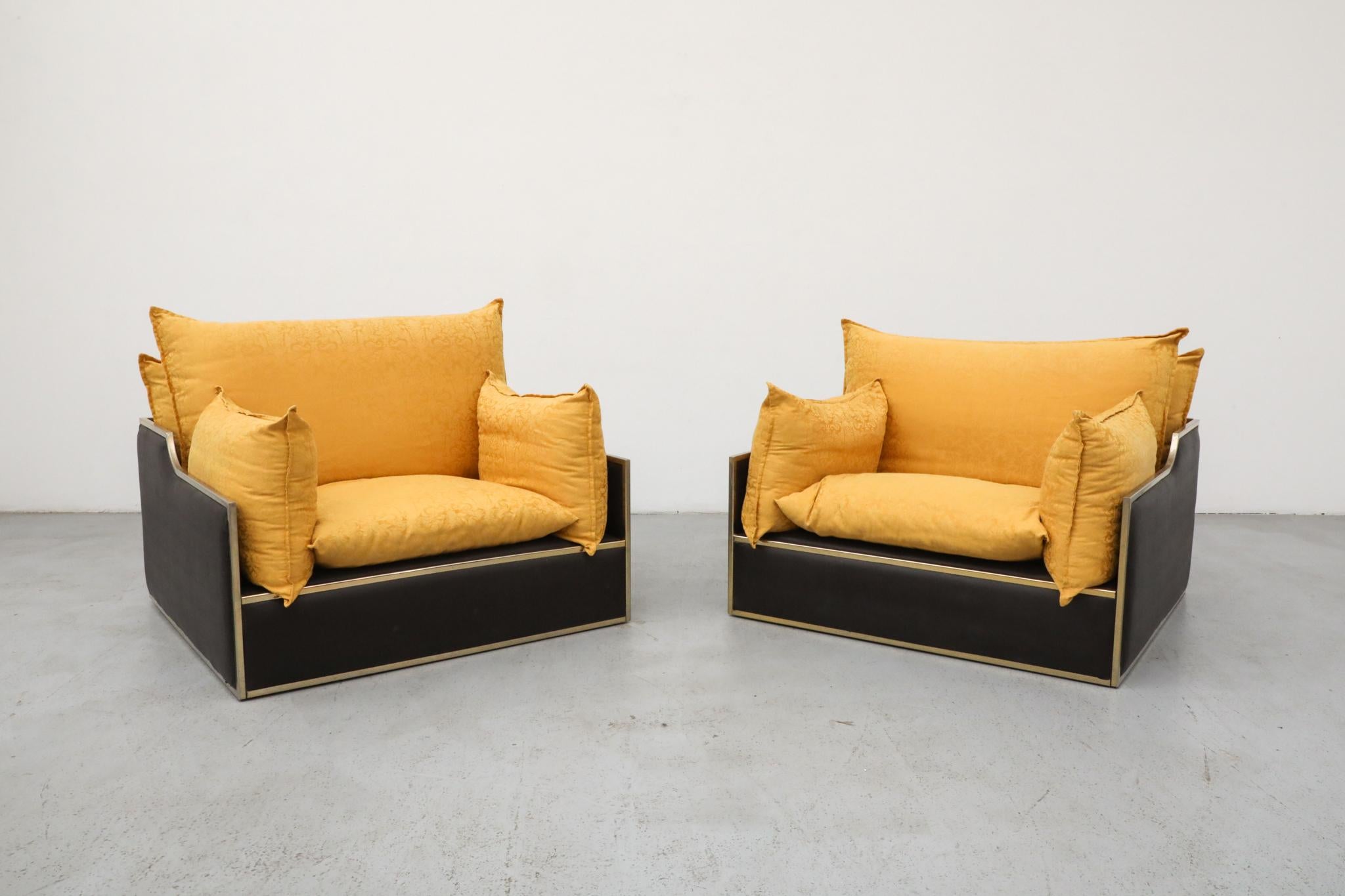Une paire de chaises longues étonnantes et exceptionnellement confortables qui incarnent le style glamour Hollywood Regency, conçues par Archiutti Michele d'Italie dans les années 1970. Ces chaises, vendues par paire, dégagent une présence à la fois